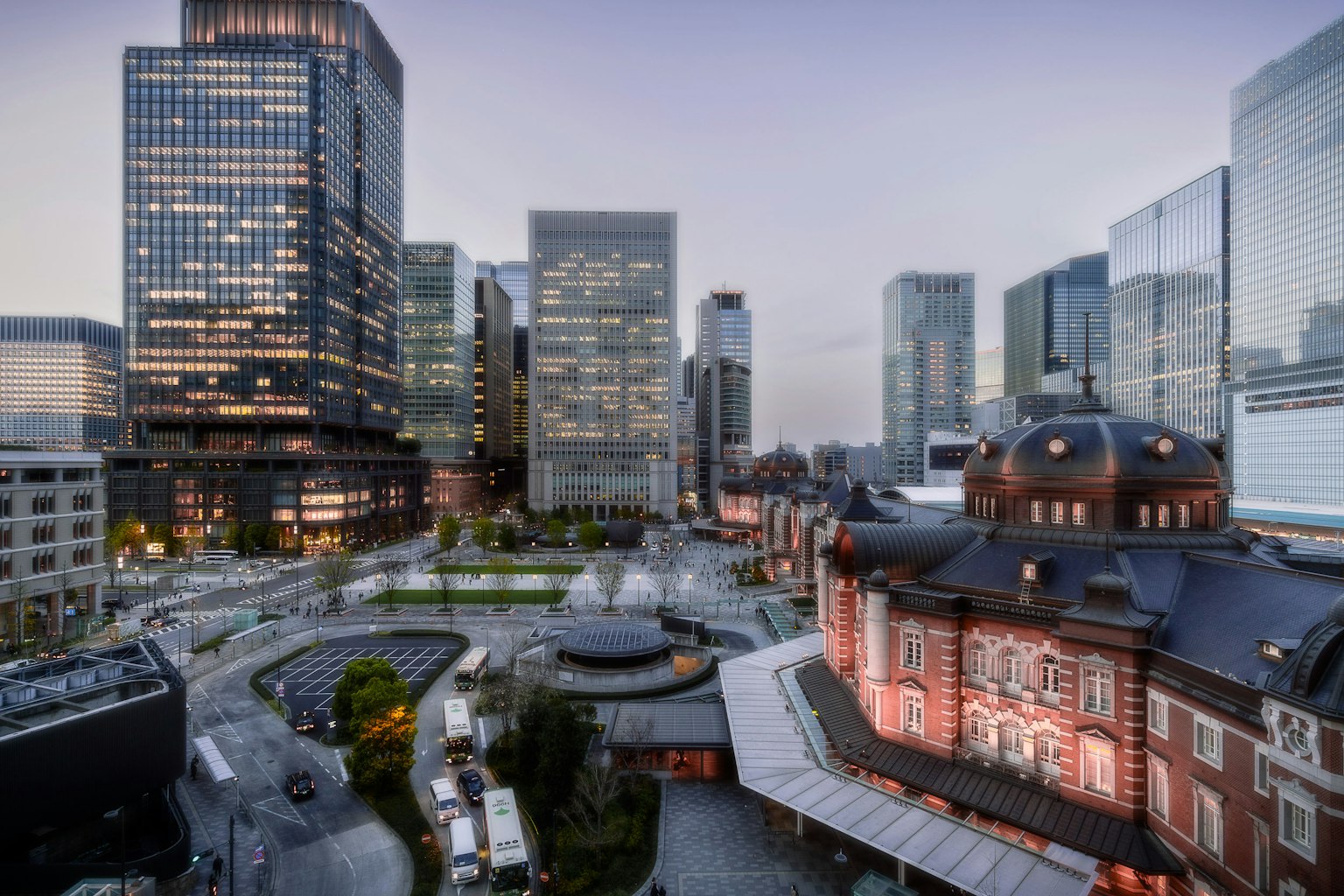 Estación de Tokio con rascacielos modernos al anochecer