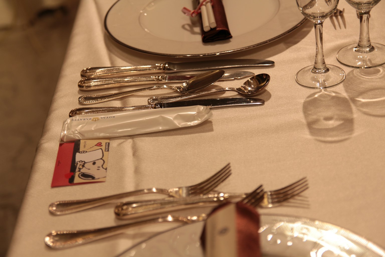 Mise en place de table avec des couverts et des verres disposés