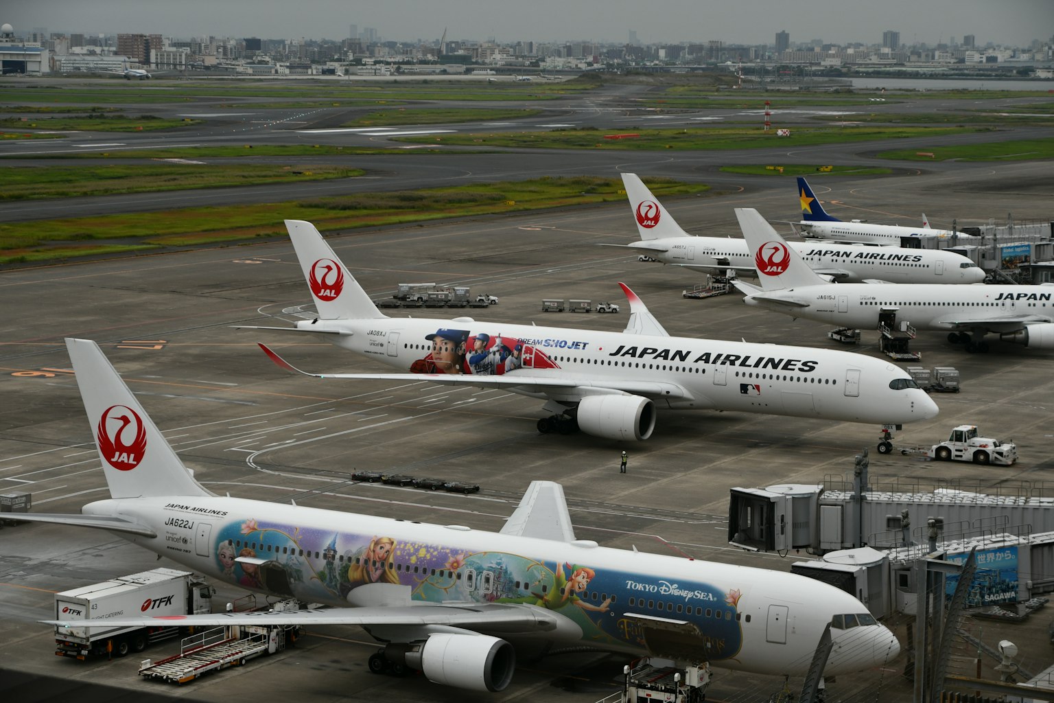 Pesawat Japan Airlines diparkir di apron bandara