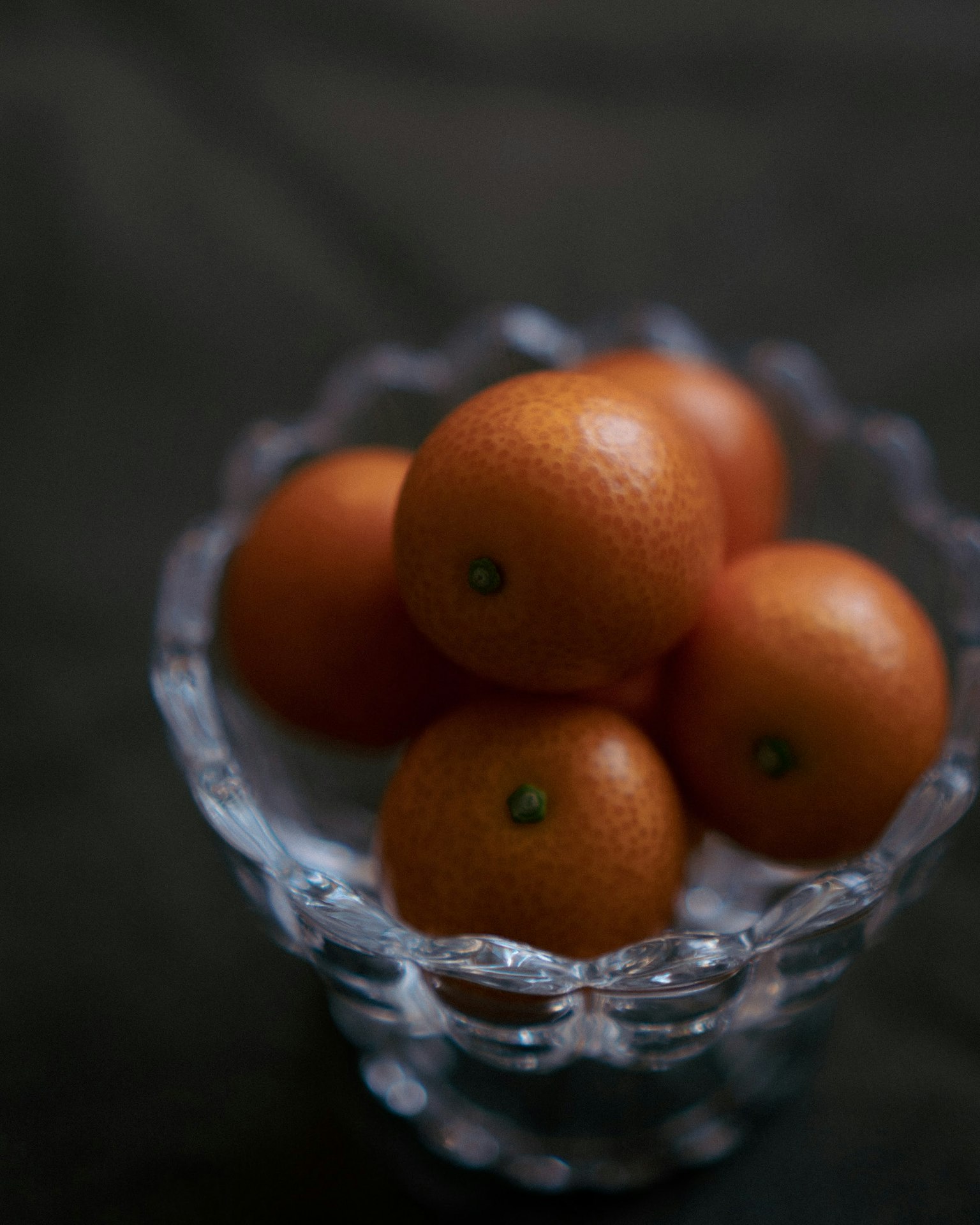 Petits fruits orange dans un bol en verre transparent