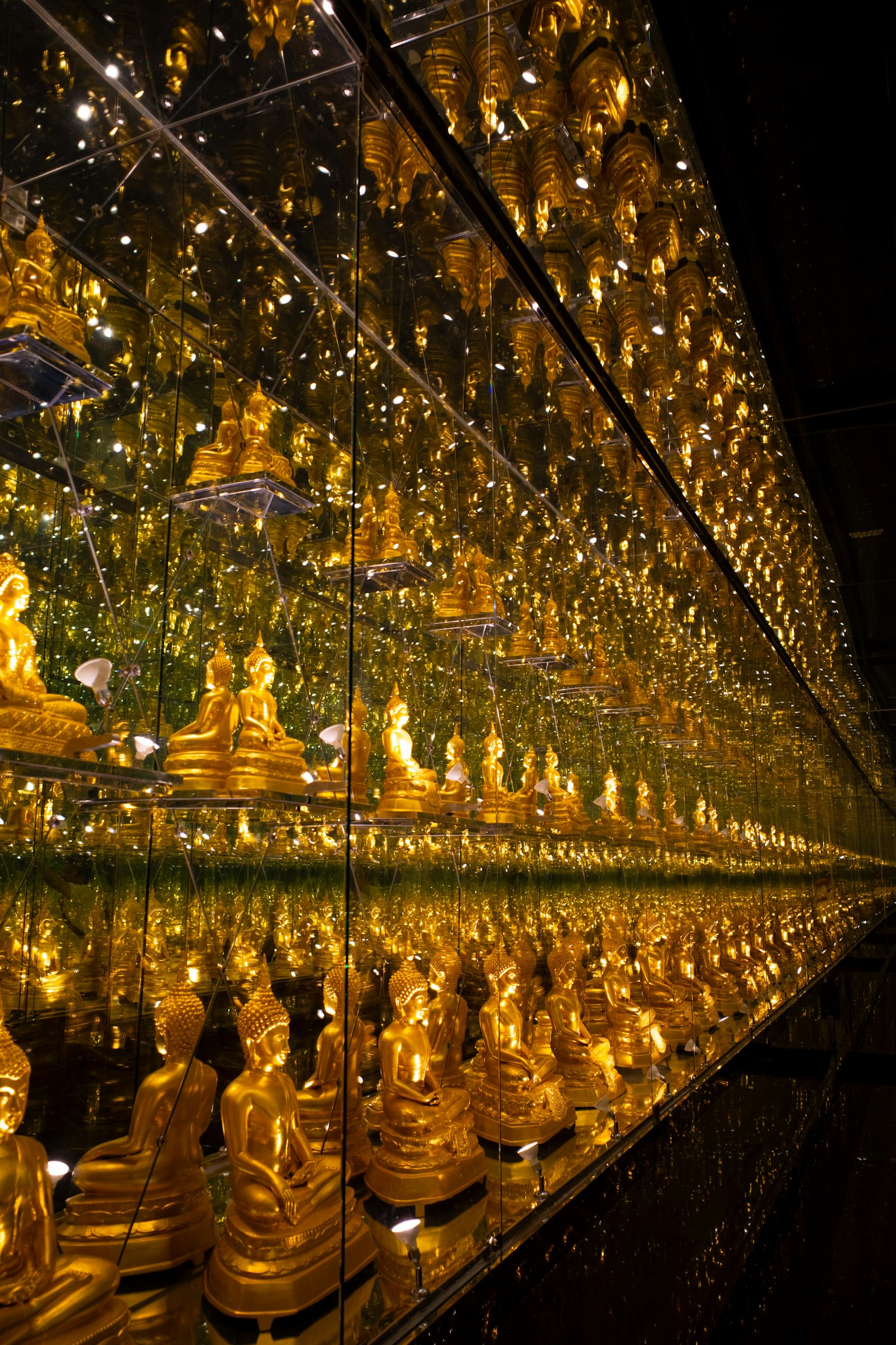 金色佛像在镜子中反射的美丽场景
