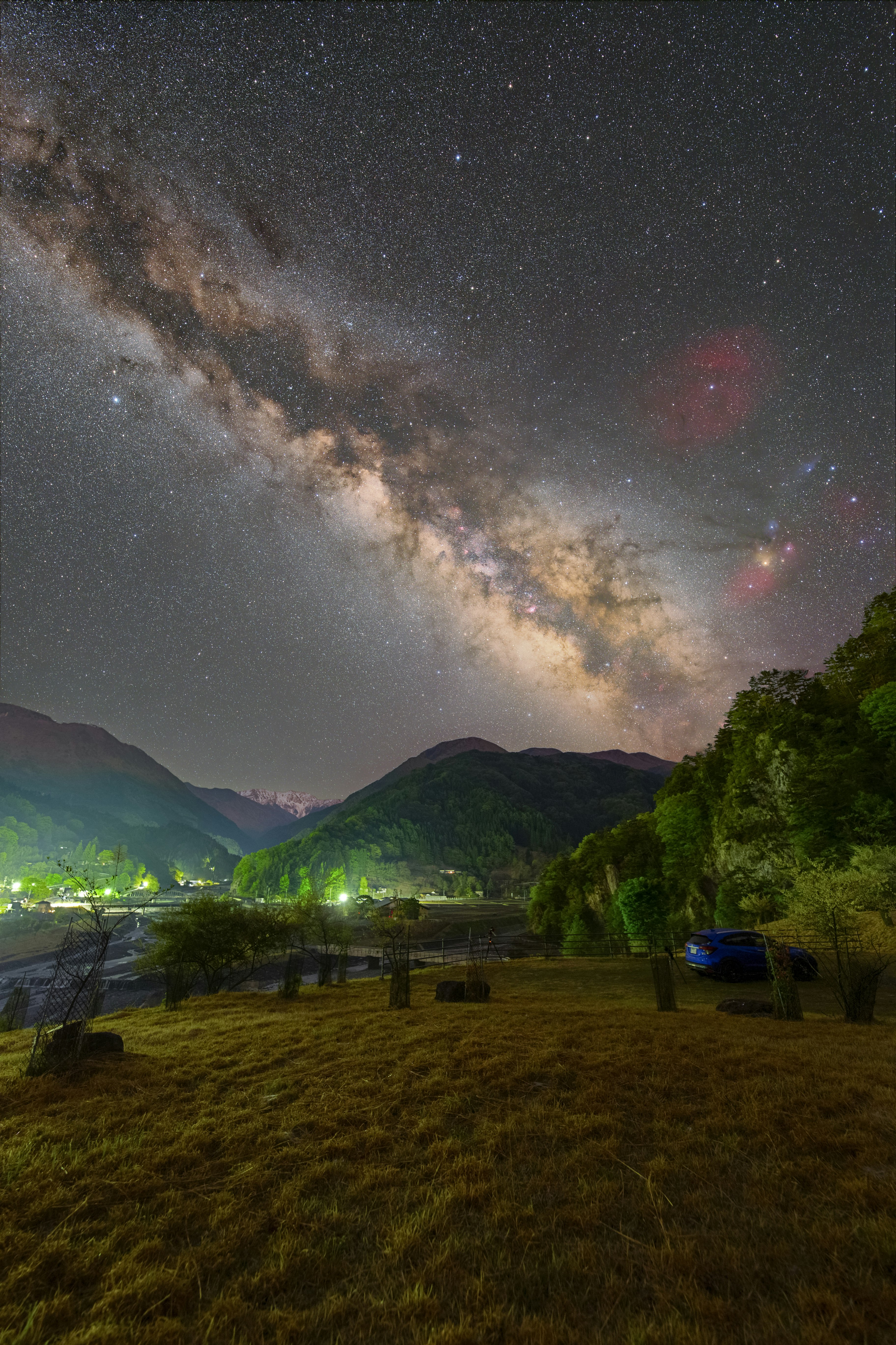草地牧歌景觀與夜空中的銀河