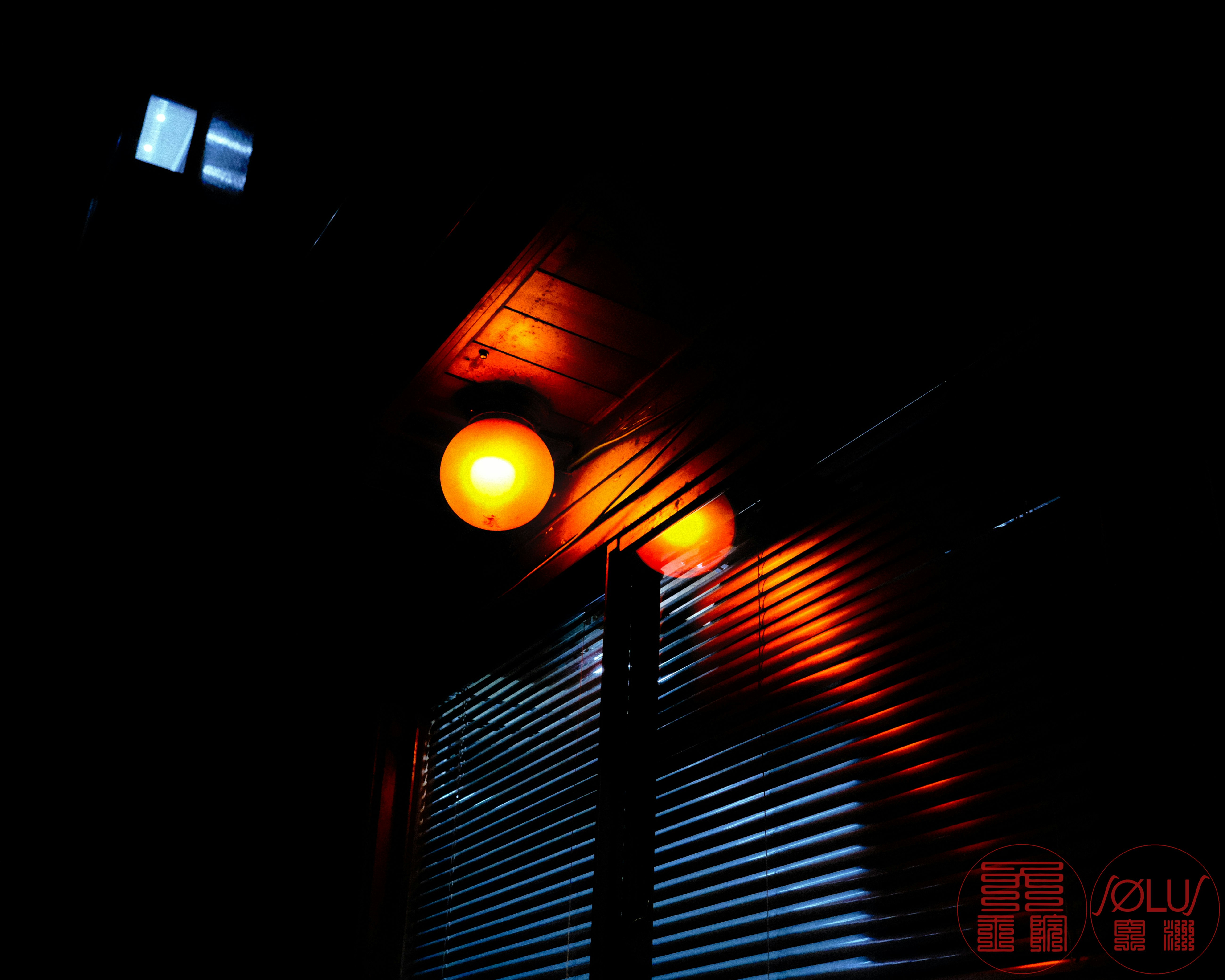 Scorcio notturno di un vicolo a Taipei con lanterne rosse accese