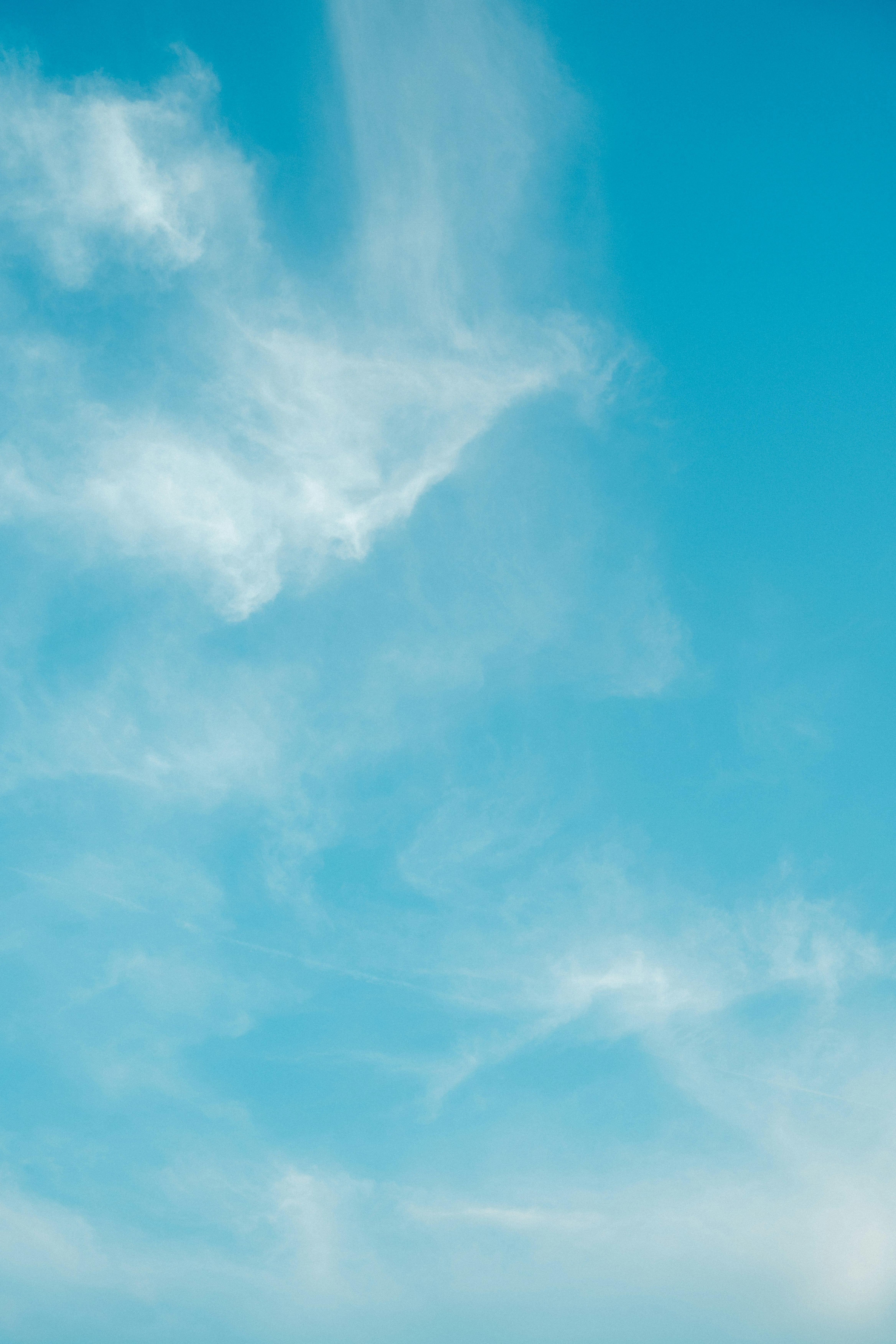 青空に広がる雲のある空
