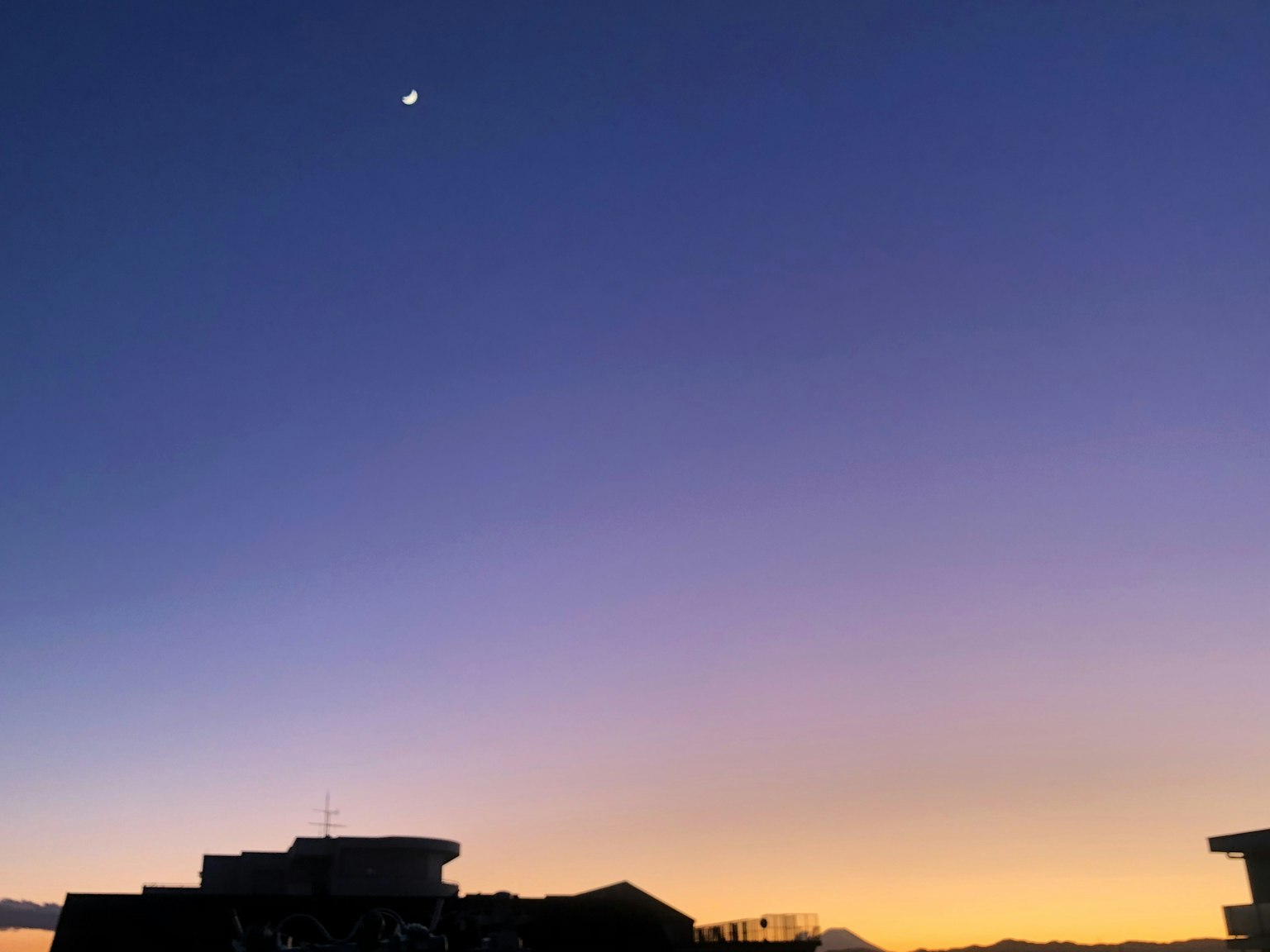 Luna nel cielo notturno con un bellissimo tramonto sfumato