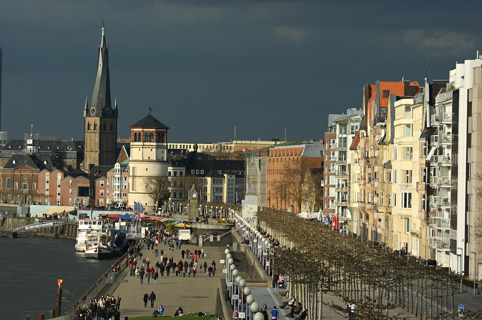 Cảnh quan ven sông đẹp của Düsseldorf với các tòa nhà lịch sử và con người