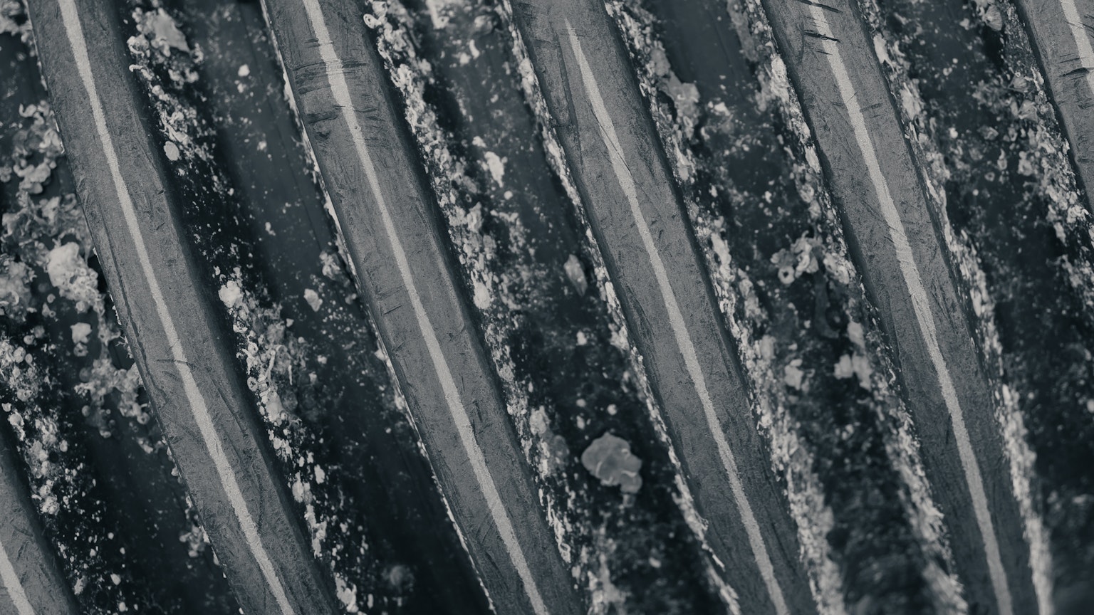 Surface texturée avec des motifs rayés noirs et blancs