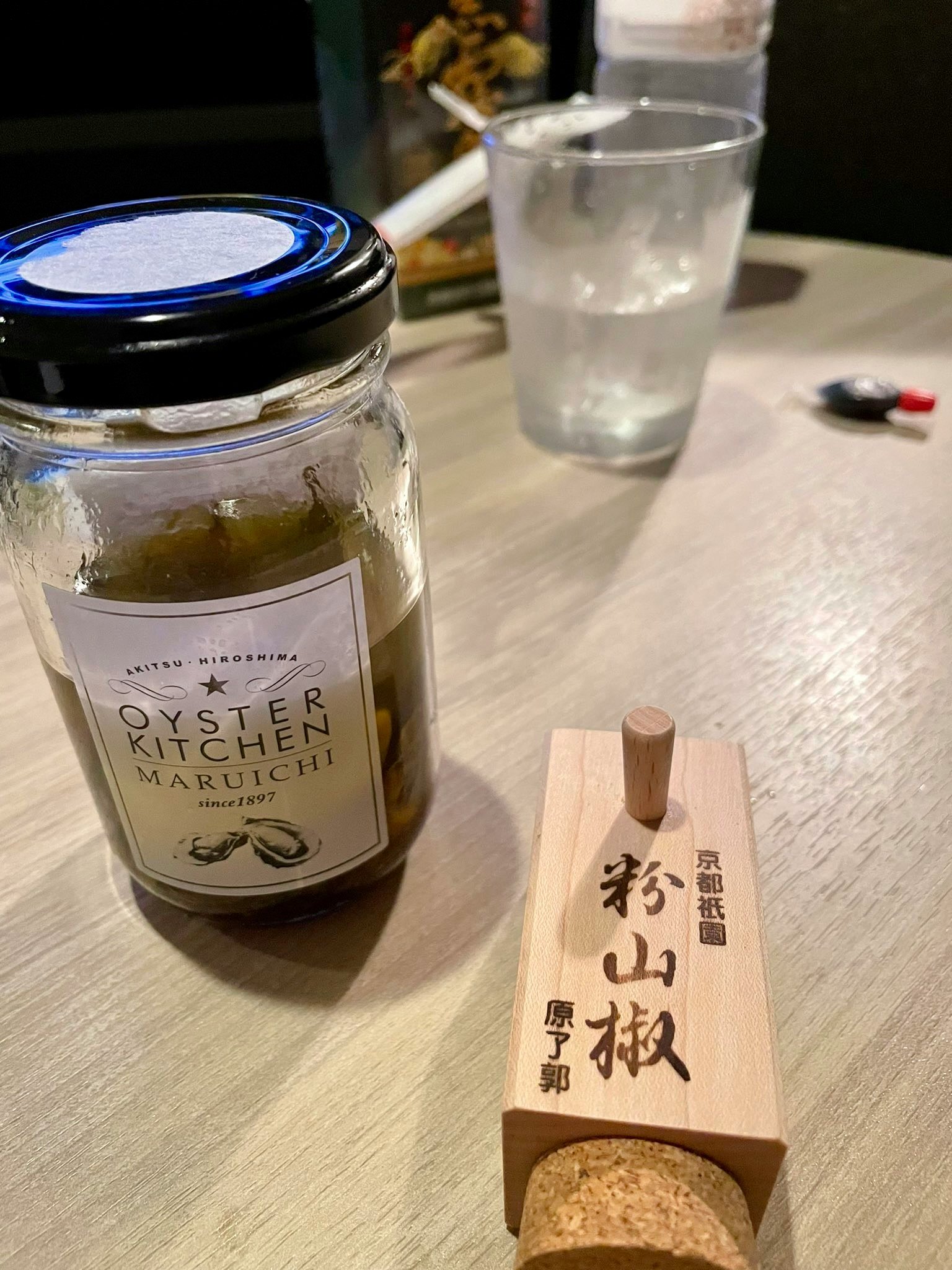 桌子上的调味料罐和木勺