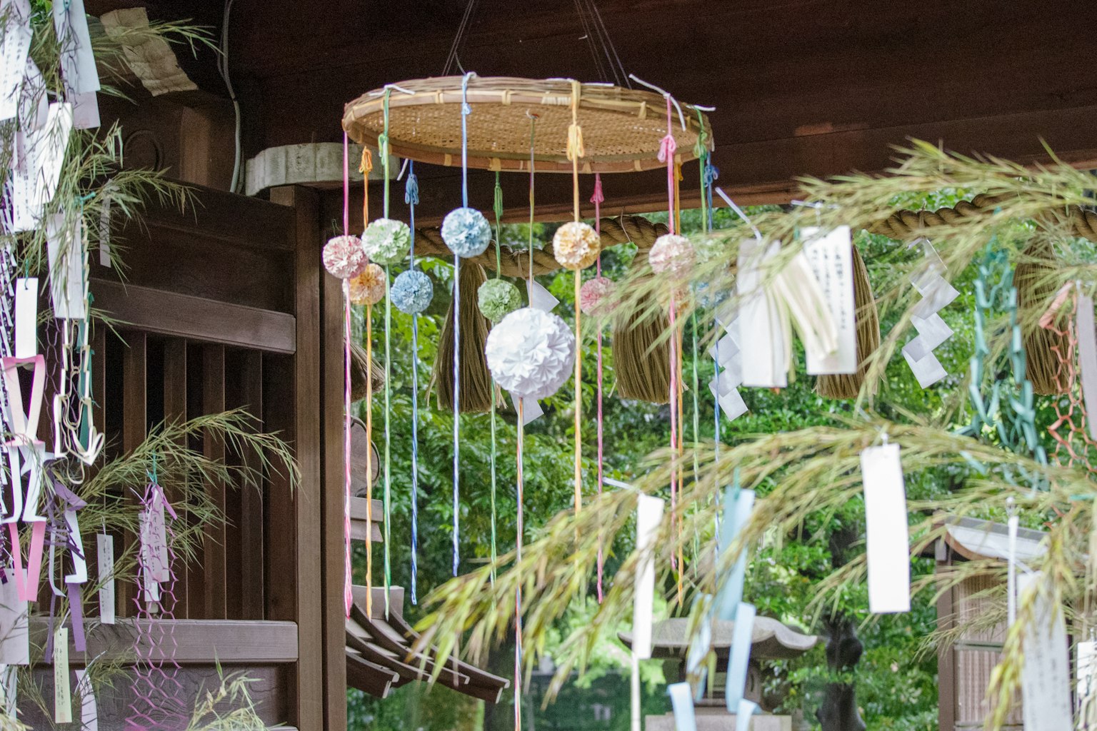 Decoraciones de bambú con campanas de viento coloridas colgando