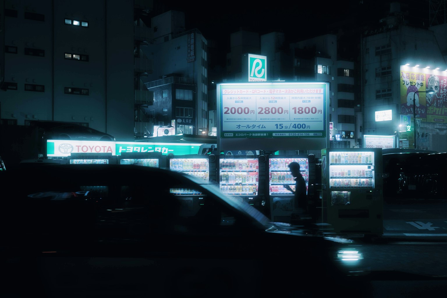夜晚城市景观，带有发光招牌和一个人的轮廓