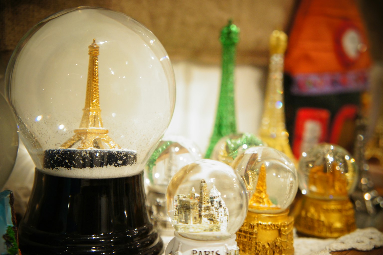 Una collezione di sfere di vetro colorate con la Torre Eiffel