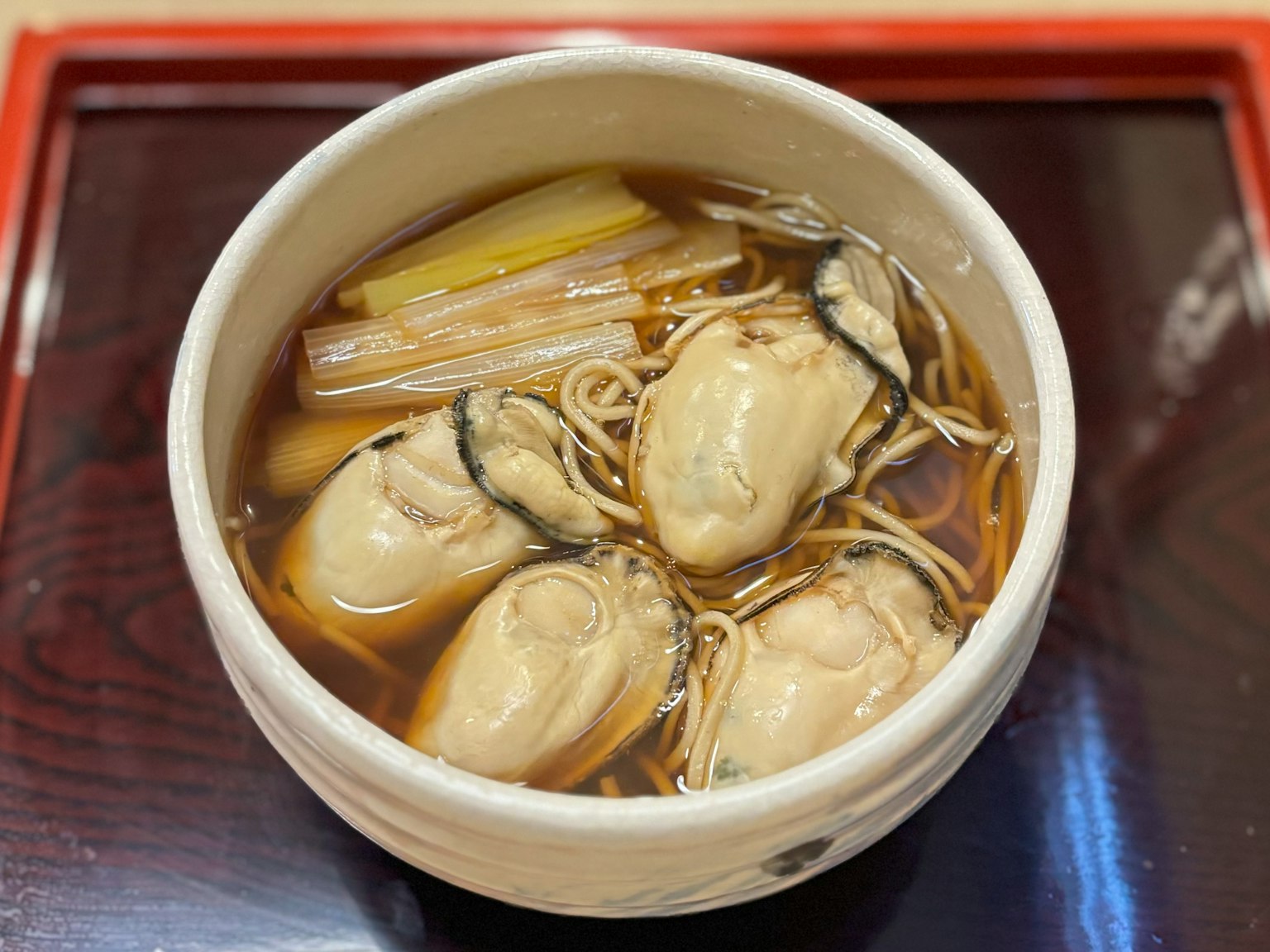 一碗清湯，裡面有大牡蠣和細麵條