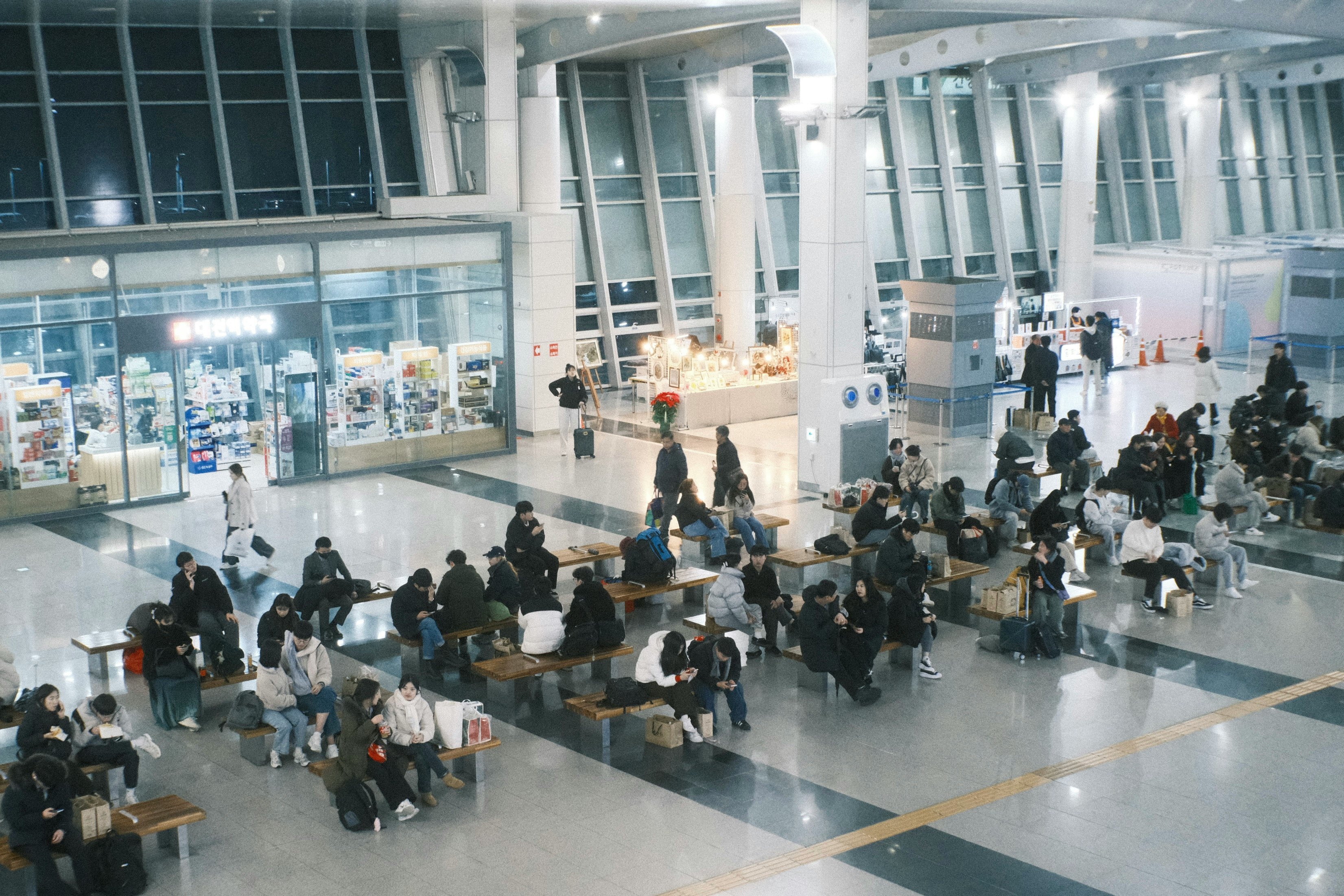 大きなホールで行われるセミナーの参加者たち