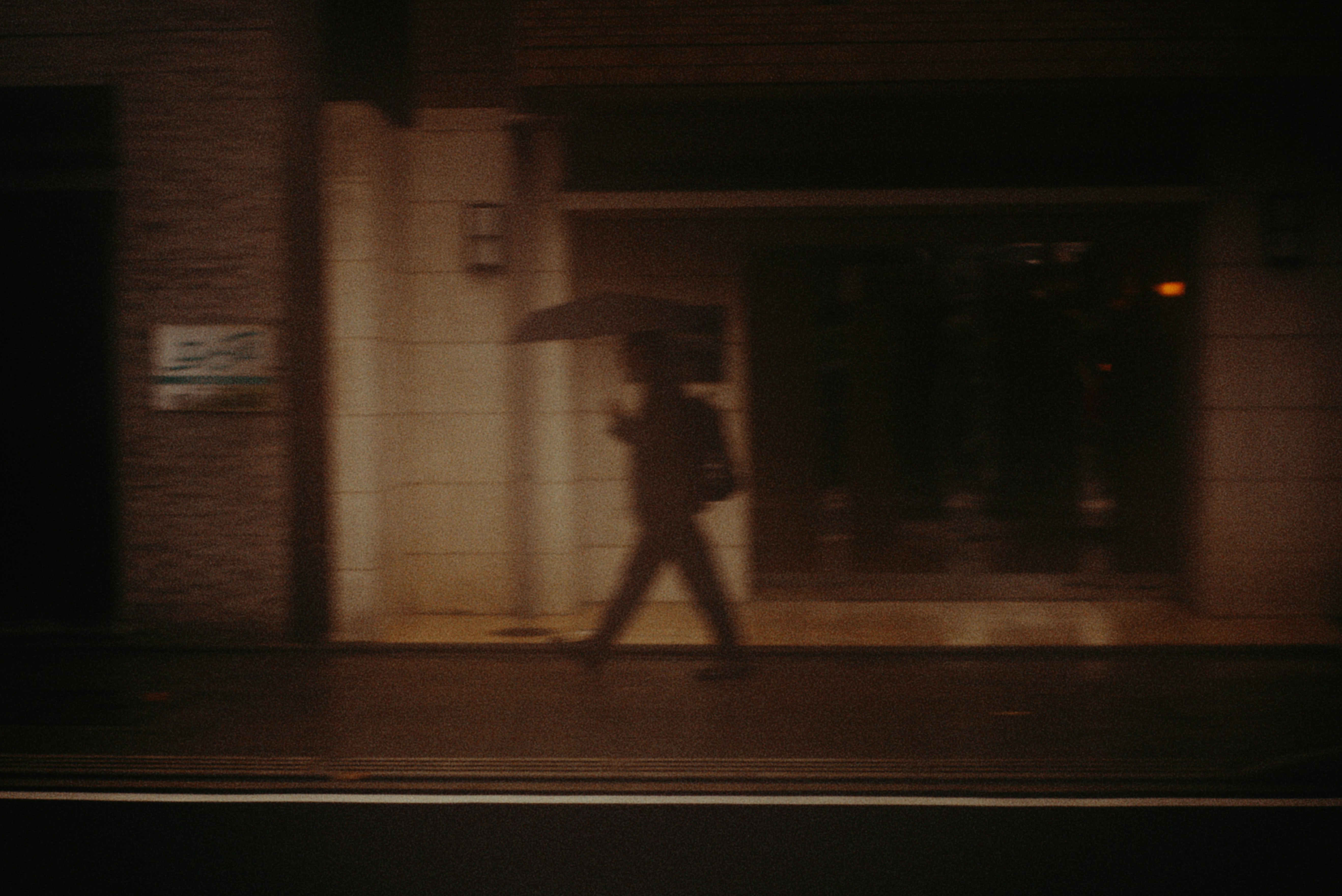 雨夜裡，撐傘的人走在京都街頭