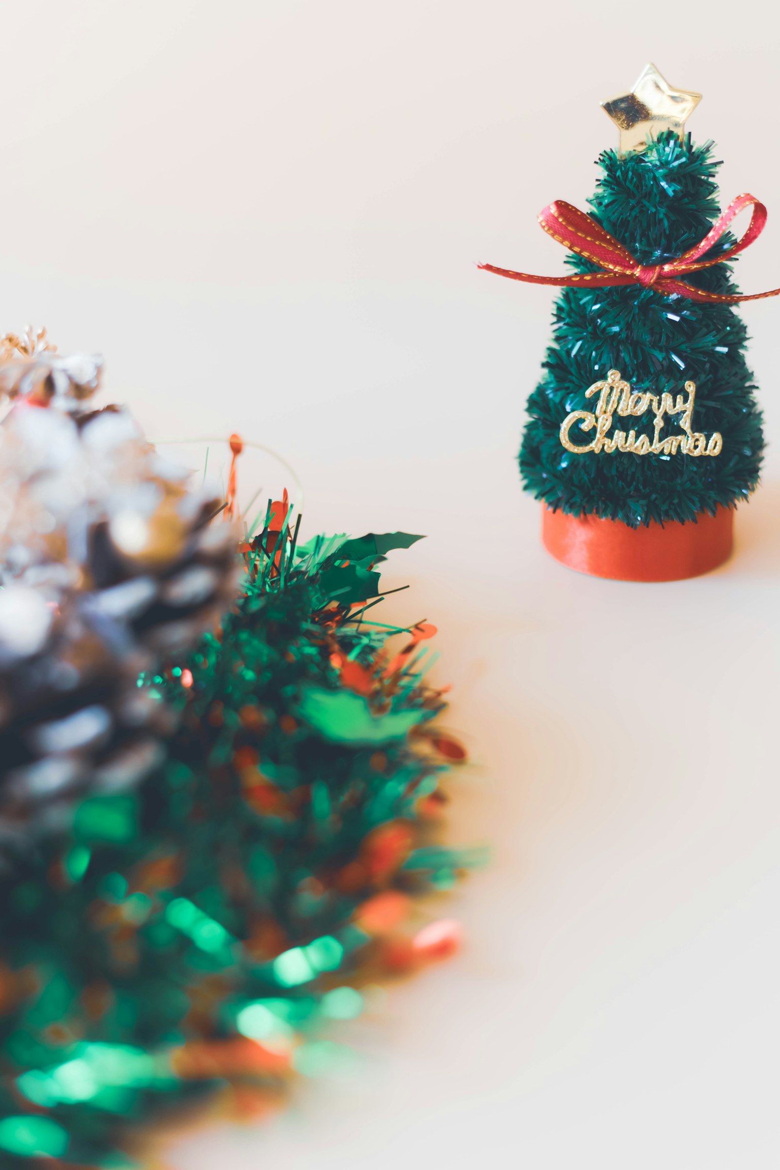 Kleiner Weihnachtsbaum mit Dekorationen und festlicher Stimmung