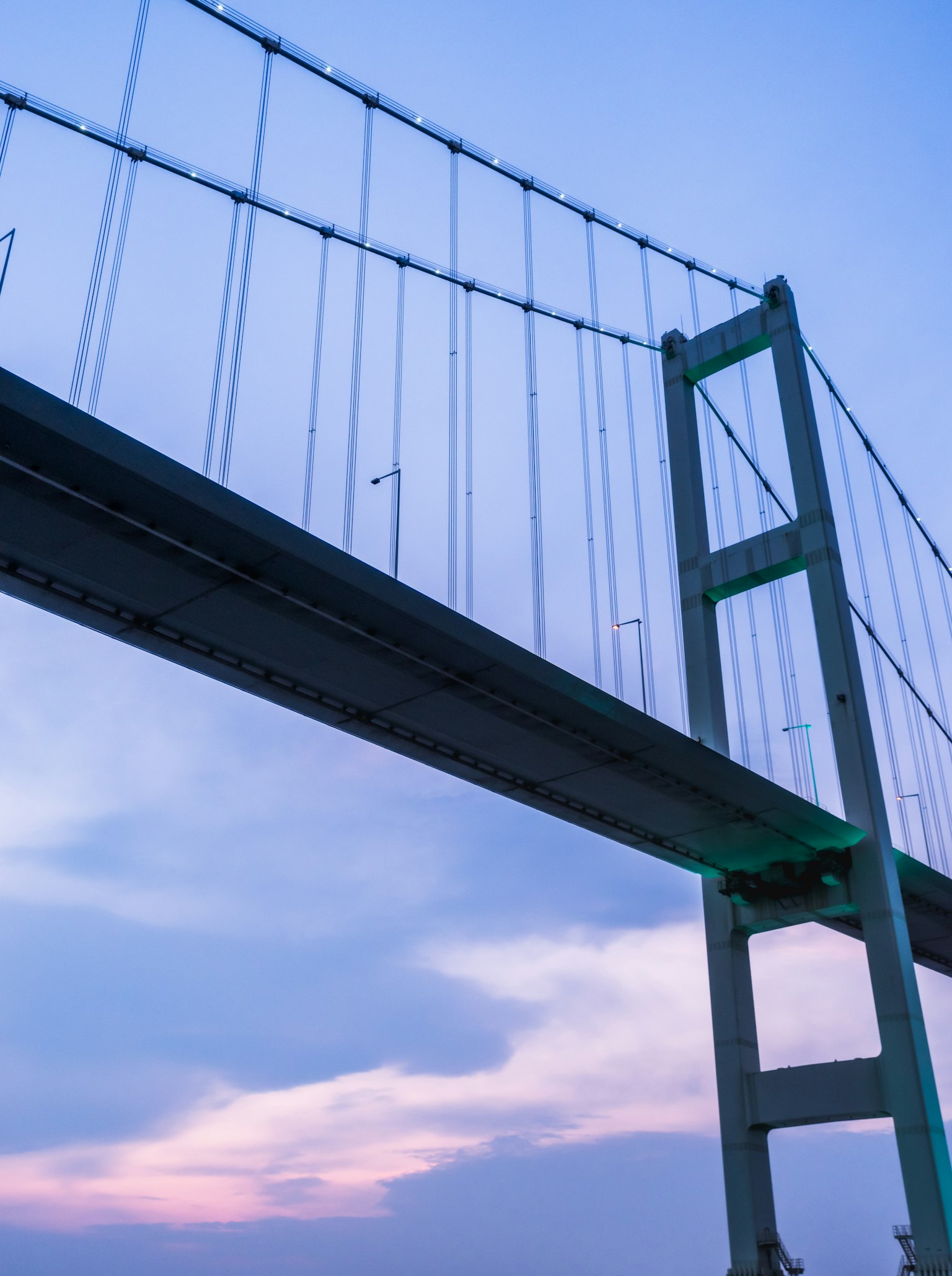 Struttura del ponte mozzafiato contro un cielo al tramonto
