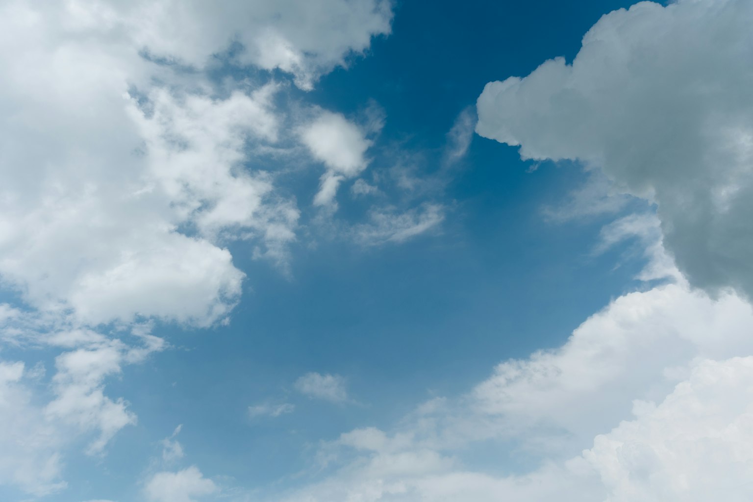 Paysage de nuages blancs flottant dans un ciel bleu