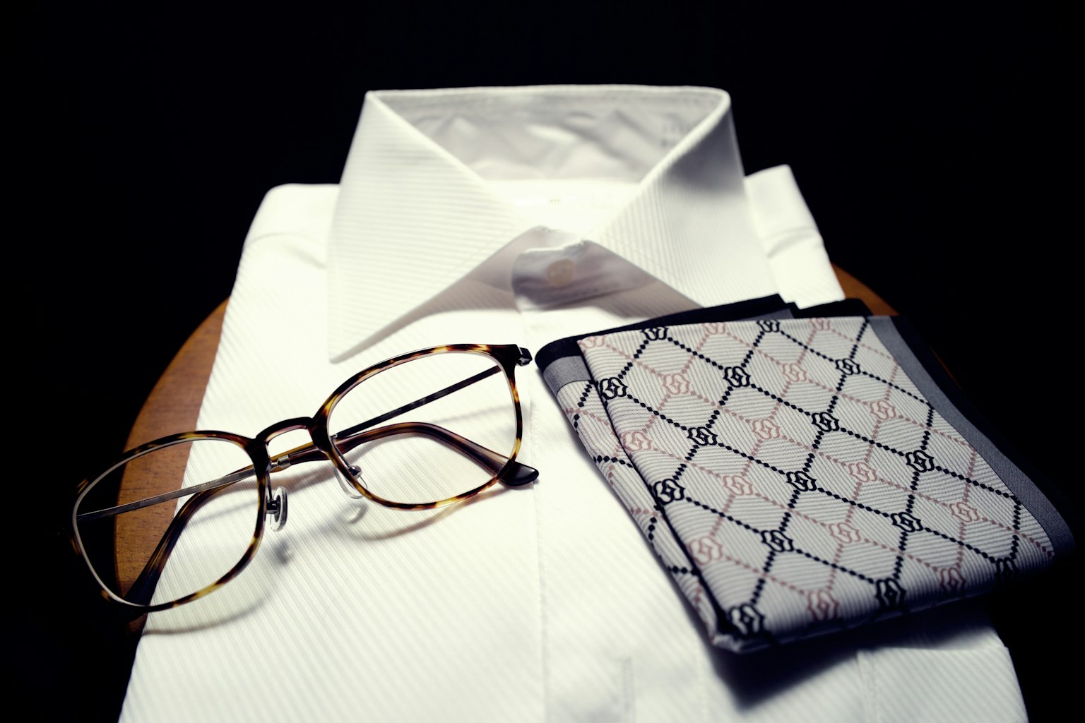 Camisa blanca con gafas y pañuelo decorado