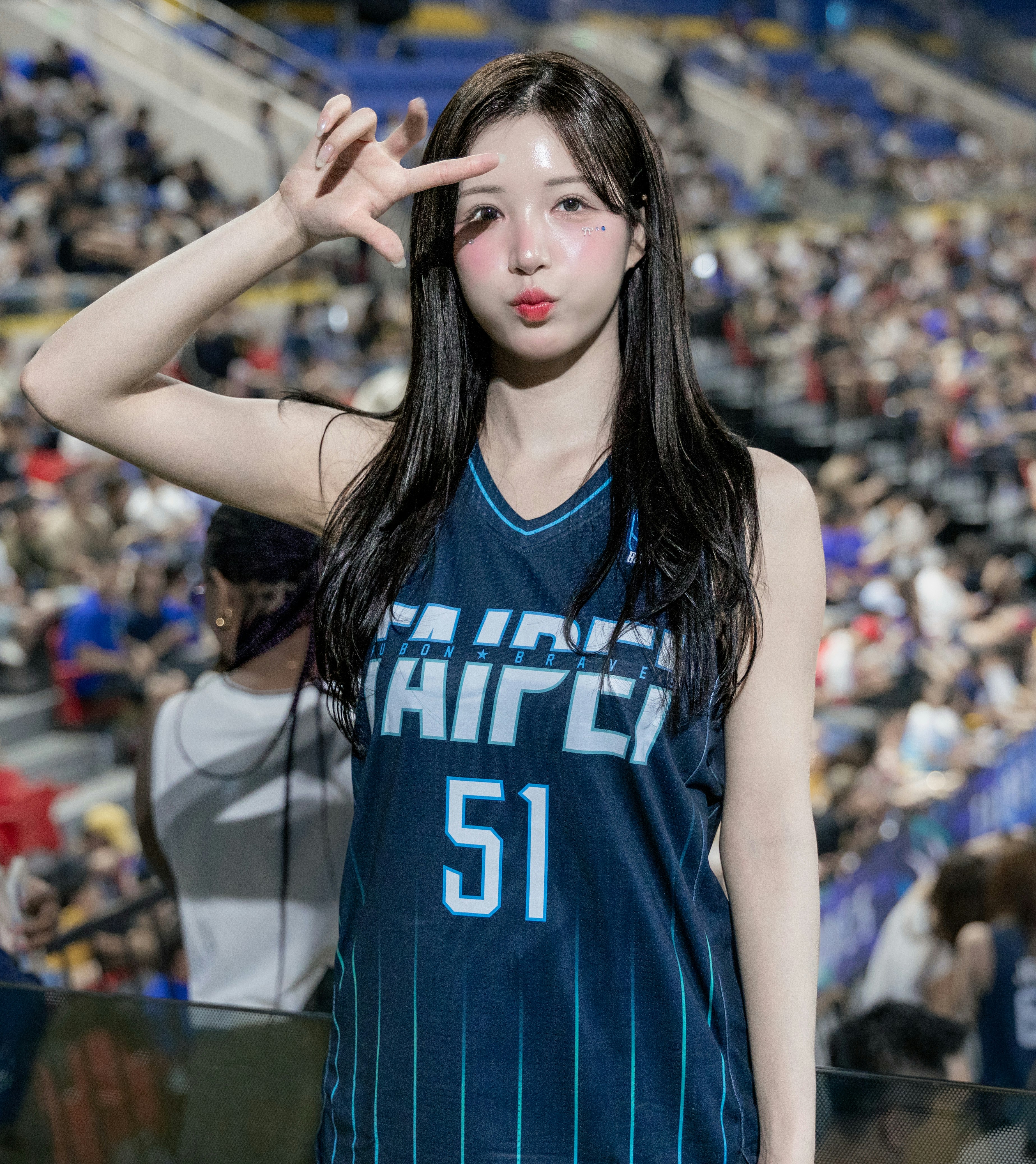 バスケットボール会場でポーズを取る女性選手のアップ