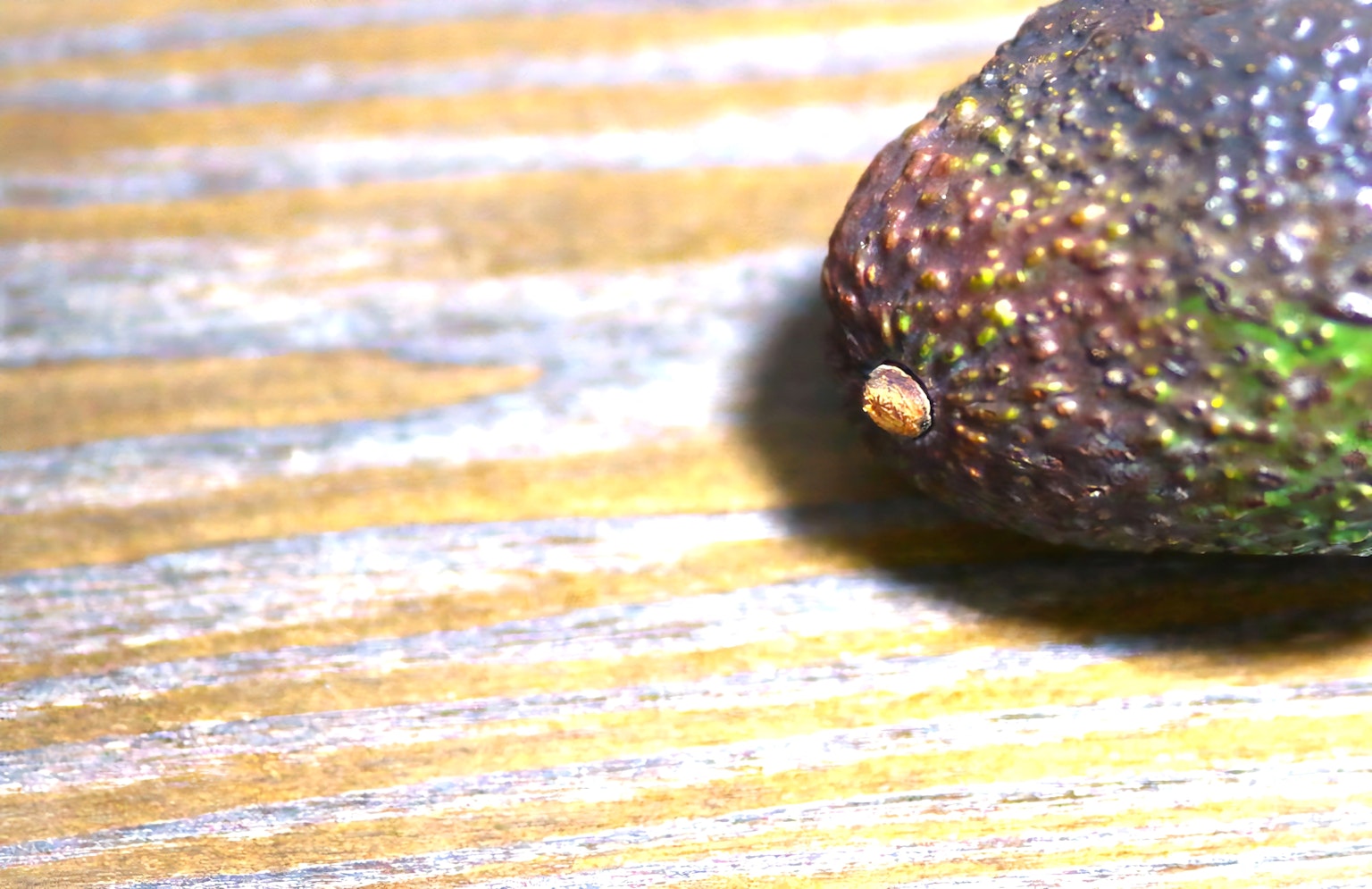 Primo piano di un avocado su un tavolo di legno