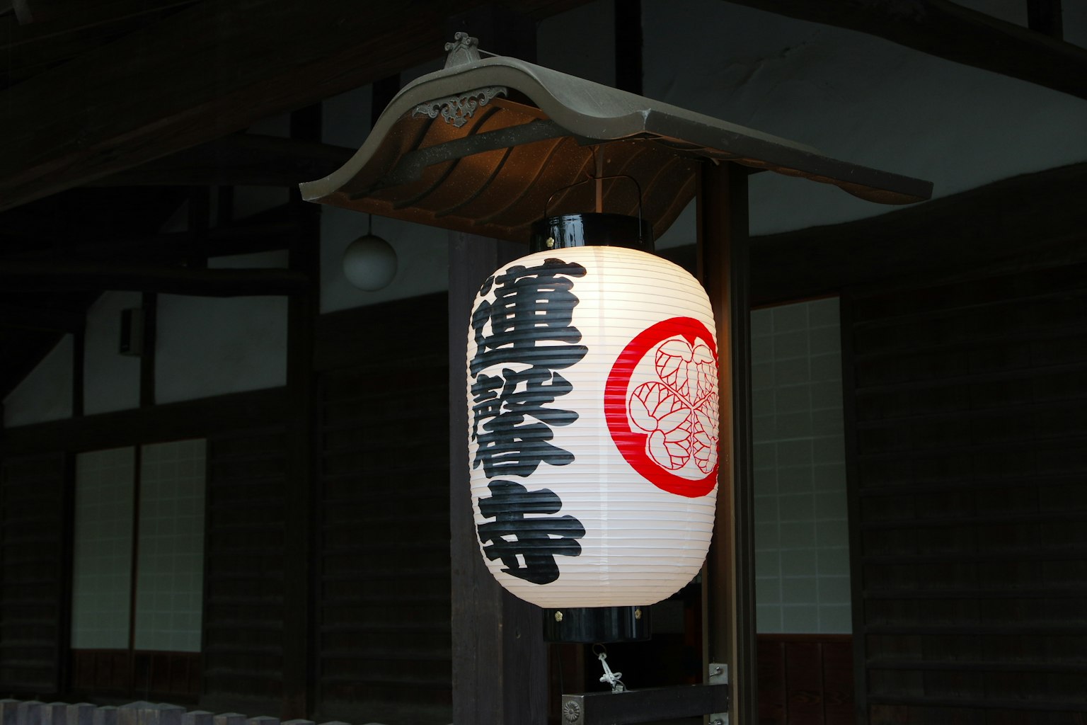 Lanternes japonaises traditionnelles avec des caractères kanji suspendues à un temple