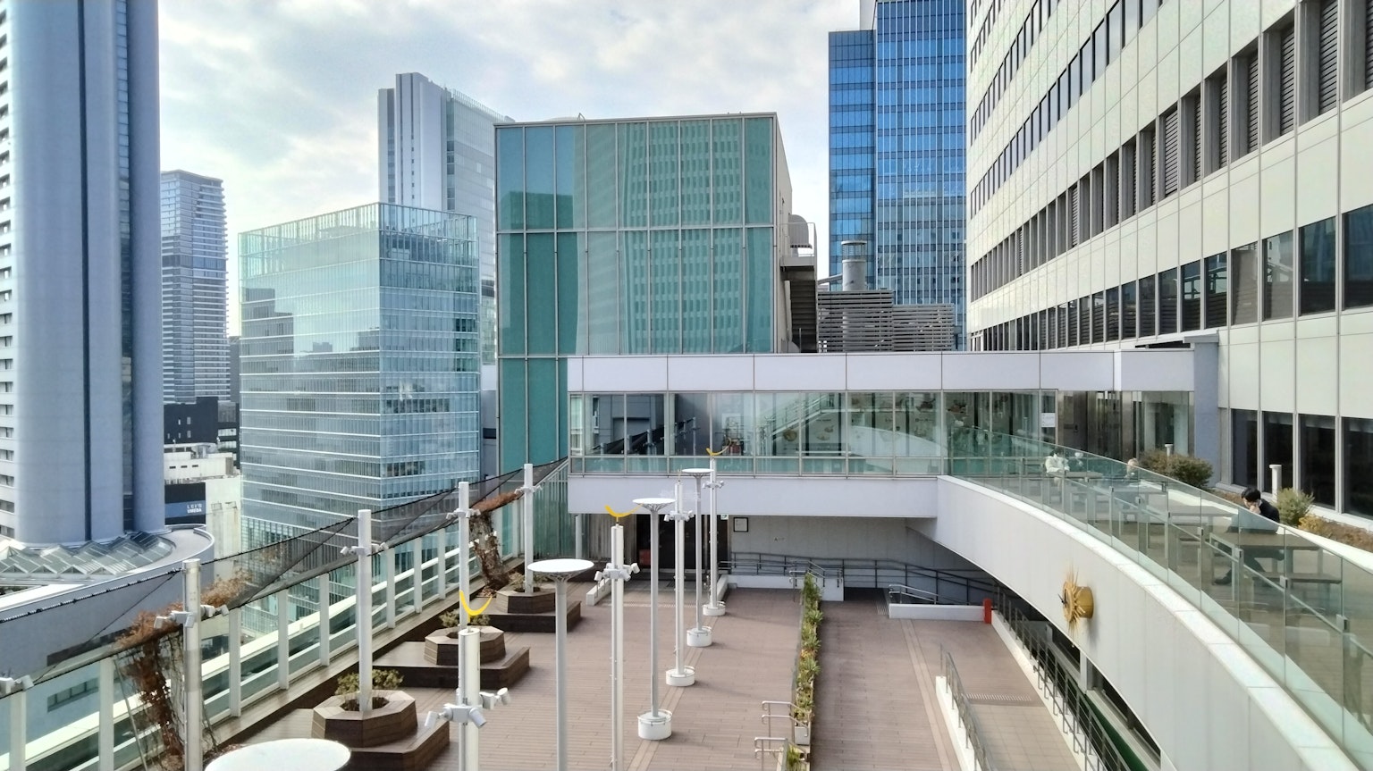 屋頂露台的景色 背景中有多座建築展示城市建築和多雲的天空
