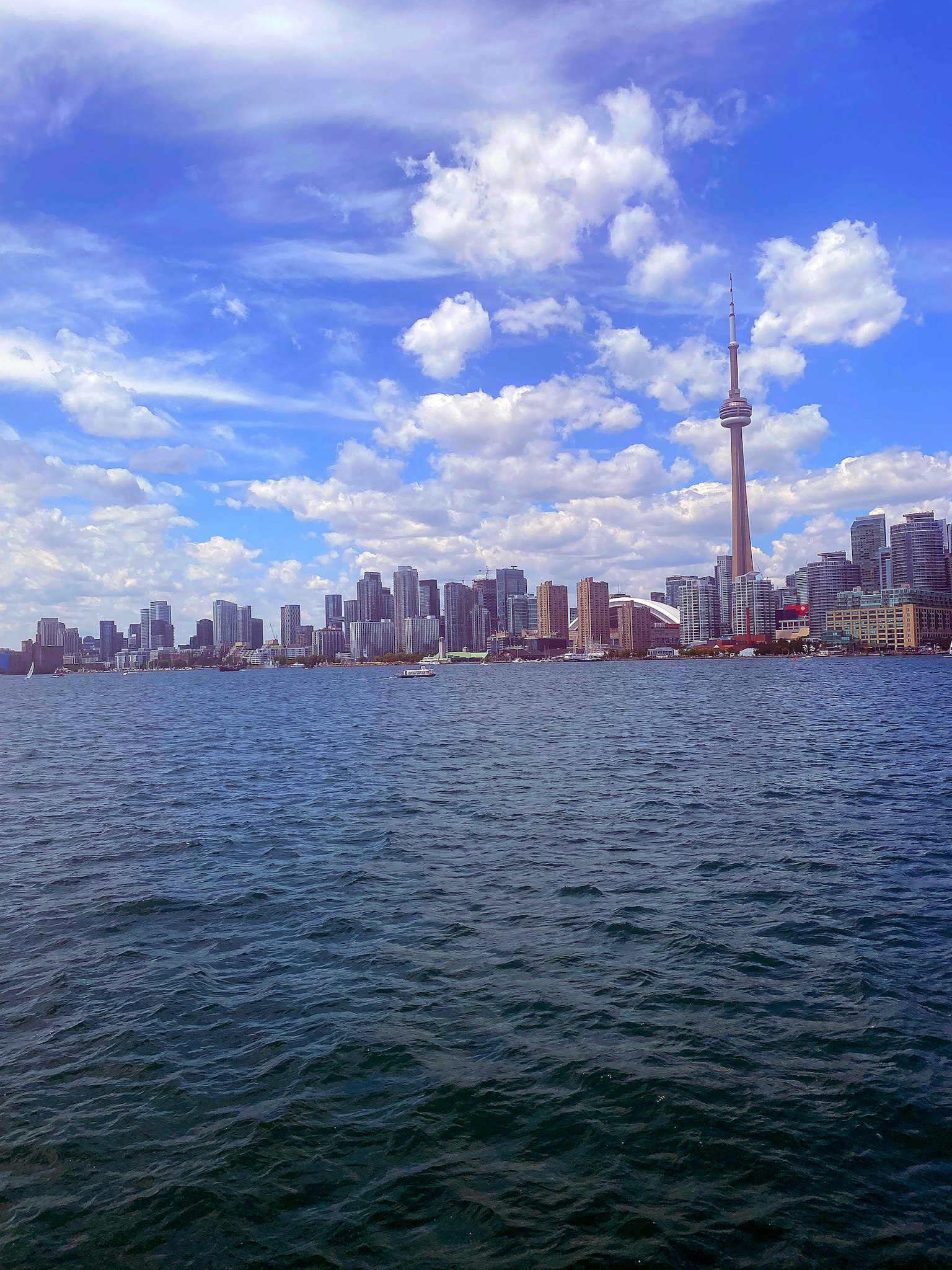 Đường chân trời Toronto với tháp CN dưới bầu trời xanh và nước