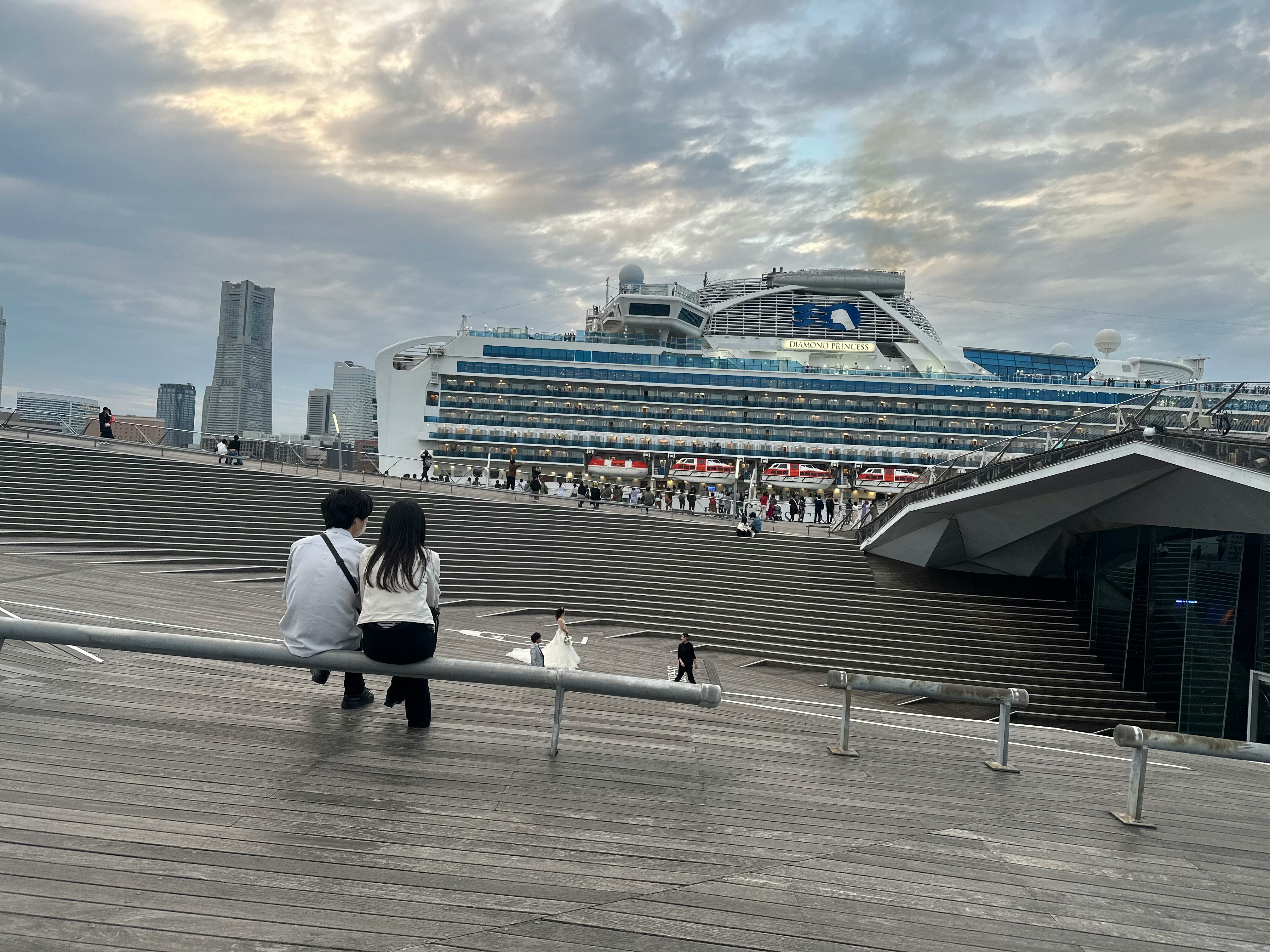 横浜港のダイヤモンド・プリンセス号が停泊する港の大階段