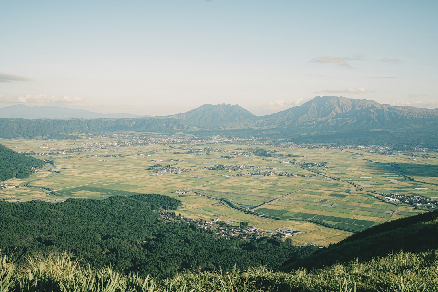 Vista panoramica di vaste praterie e montagne