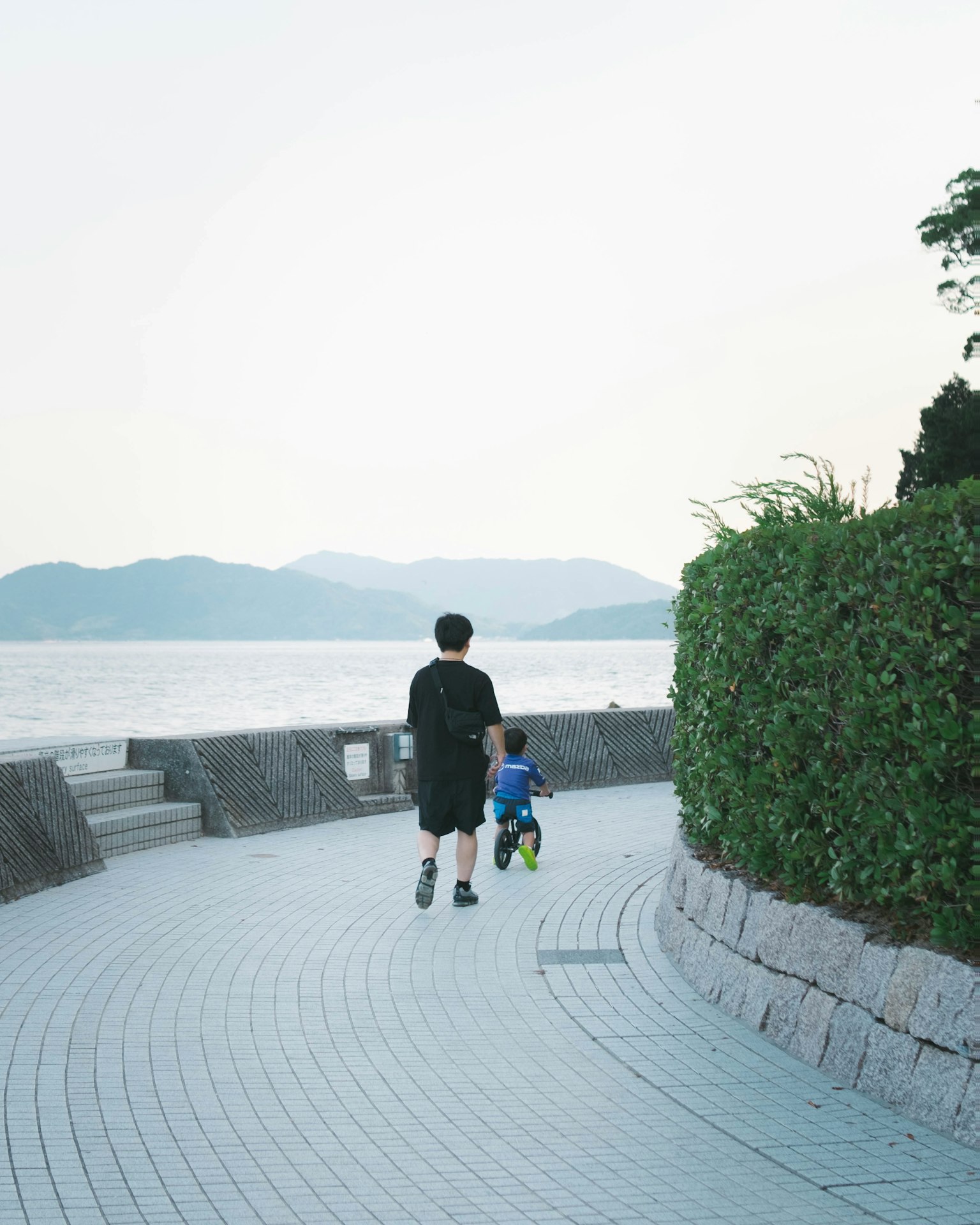 父亲和孩子沿海边小路散步