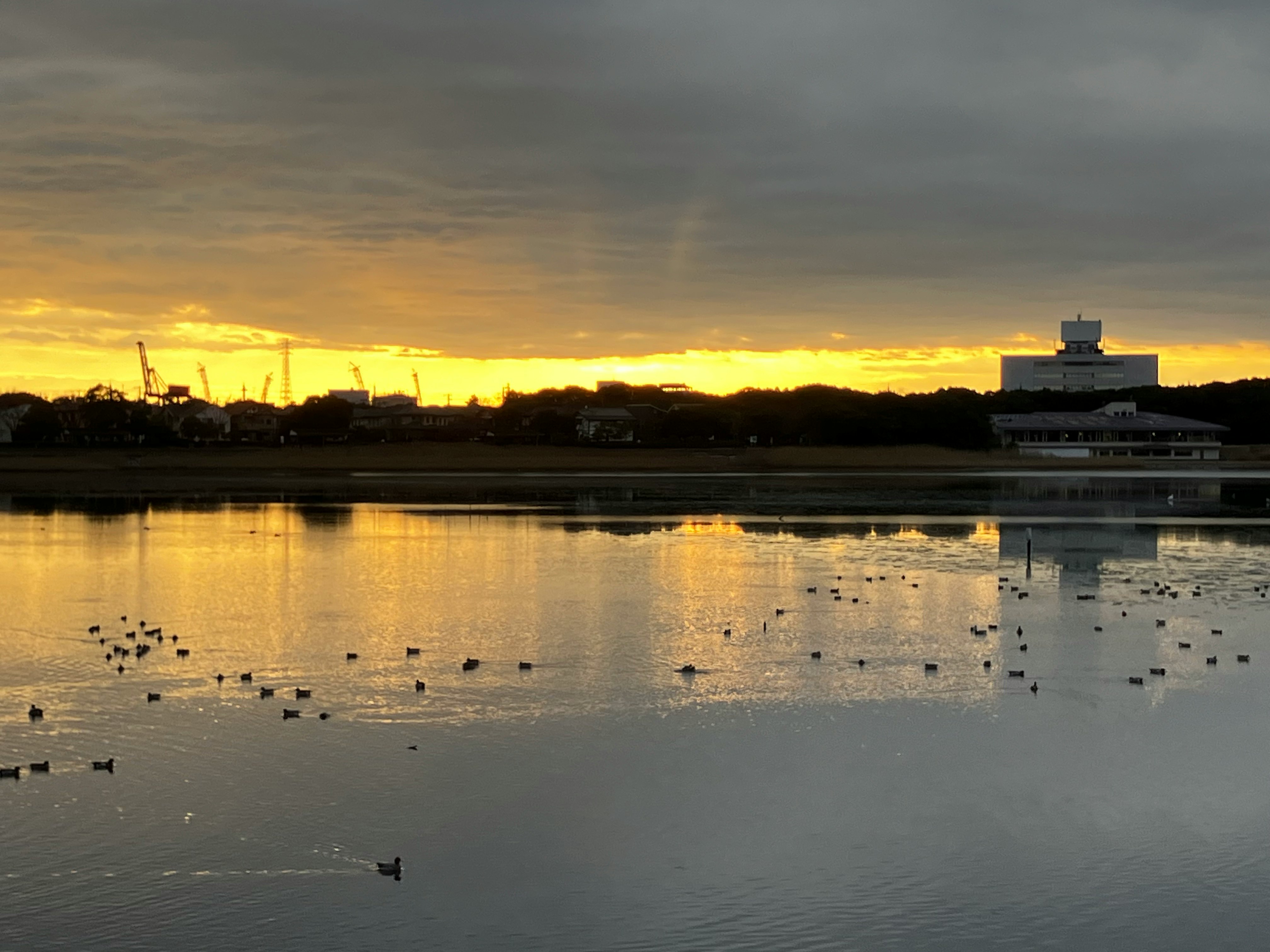 Lungolago al tramonto con barche sull’acqua