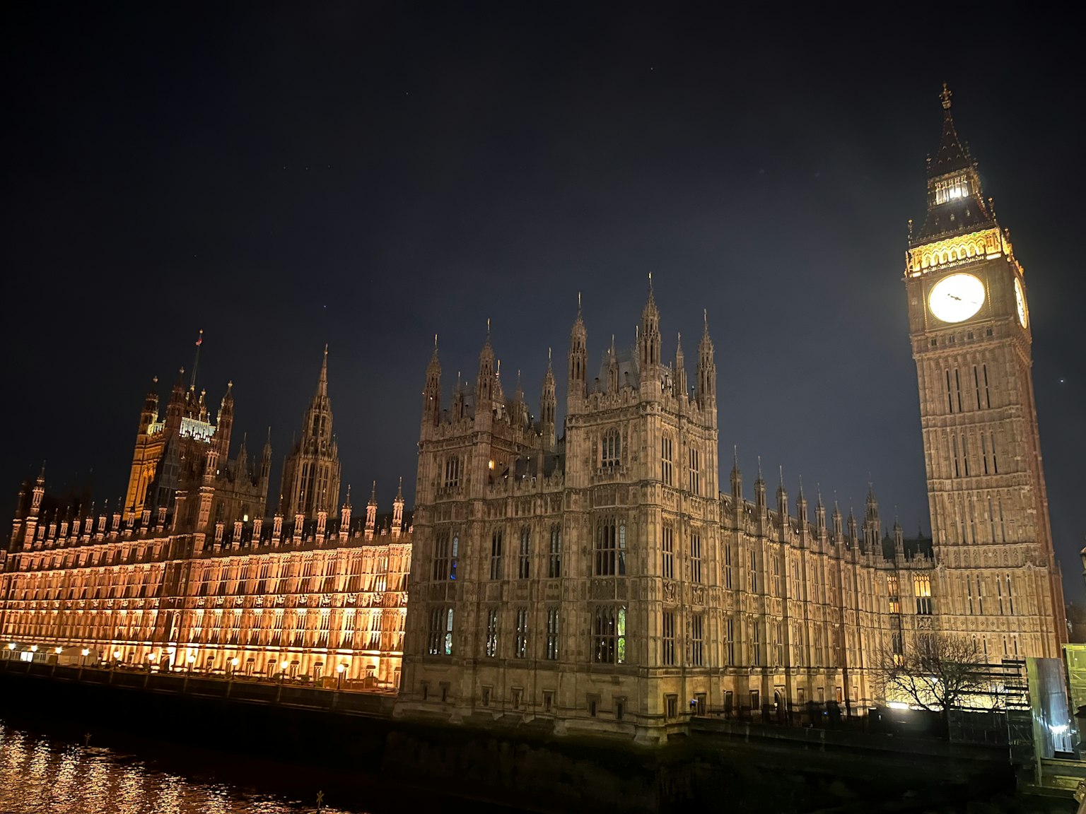 Pemandangan malam Big Ben dan Gedung Parlemen di London