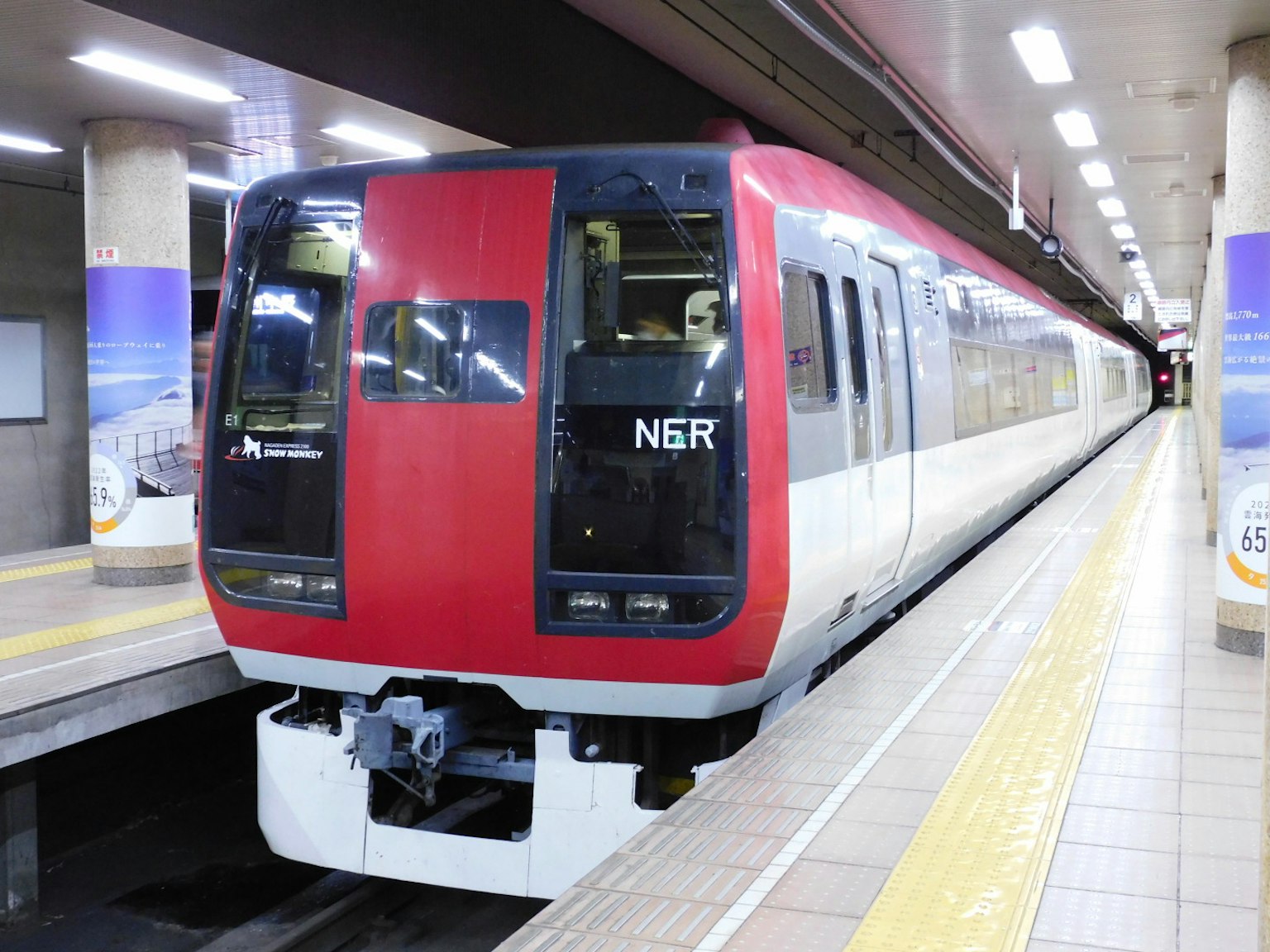 紅白相間的火車停在車站