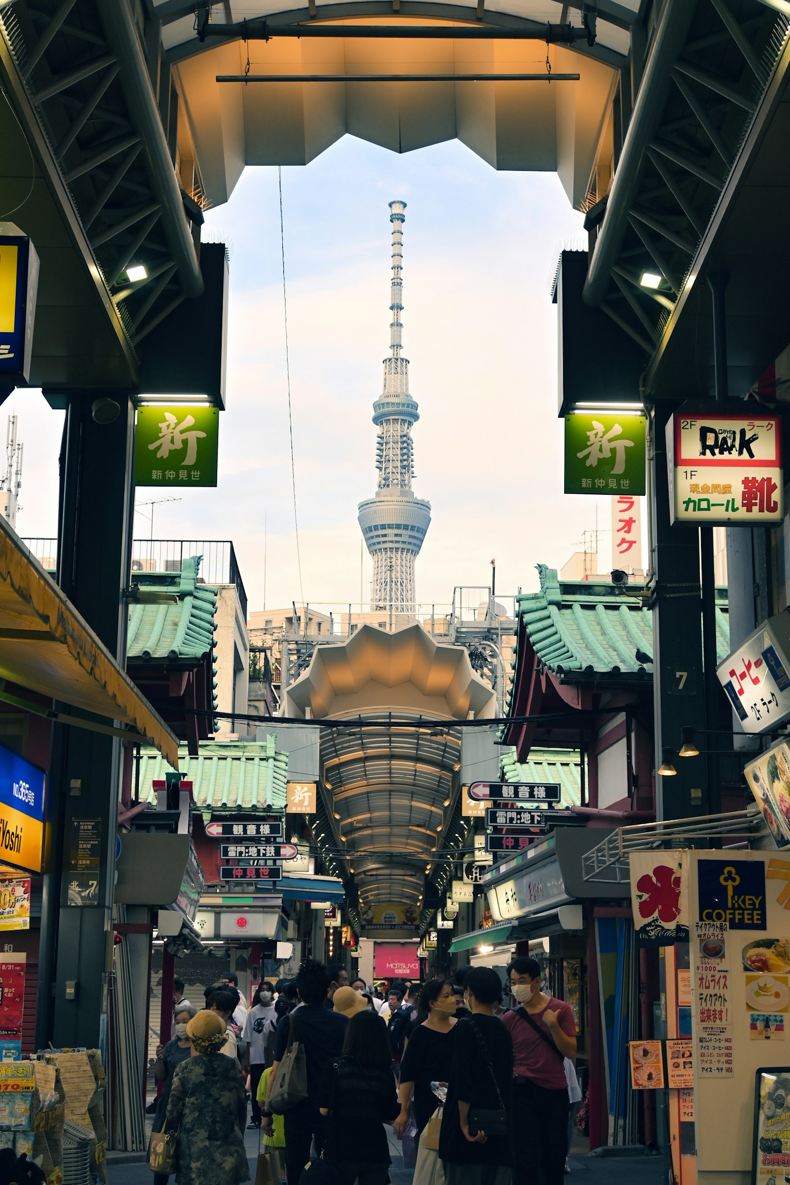 背景中有東京晴空塔的購物街景