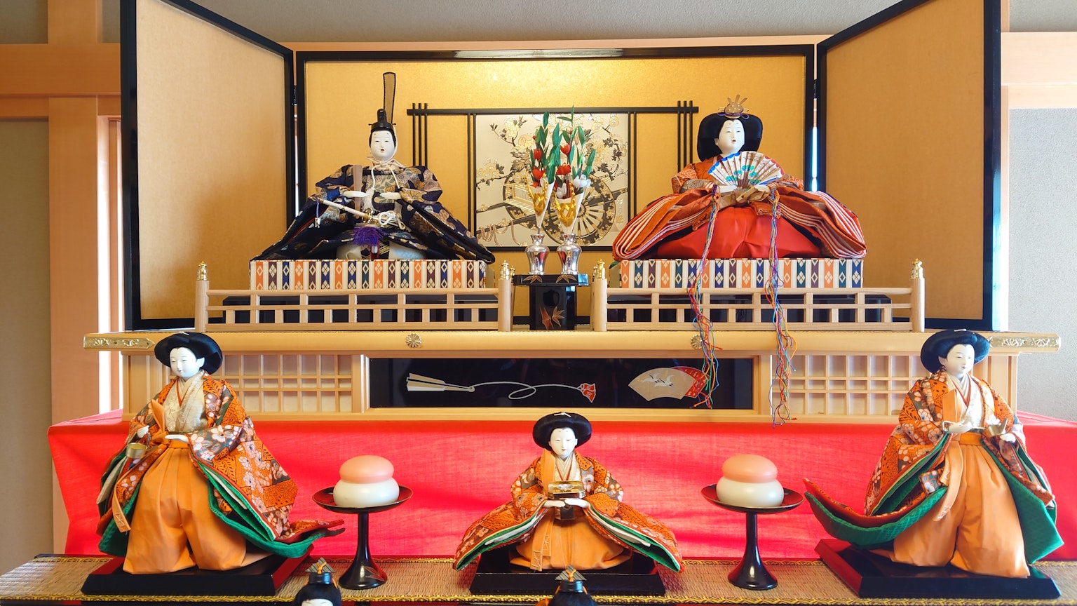 為節日精美展示的傳統雛祭娃娃