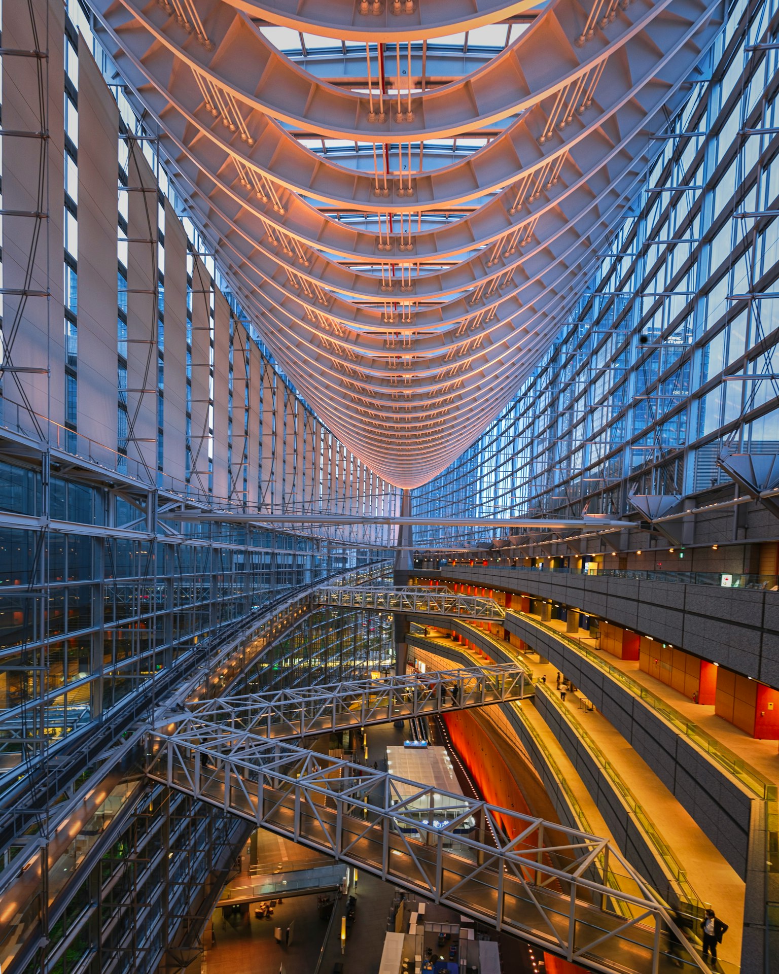 Innenansicht des Tokyo International Forum mit wunderschönem gewölbtem Decke und Glaswänden