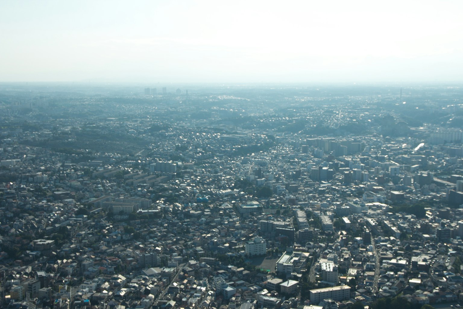 Una vista panoramica di un paesaggio urbano esteso