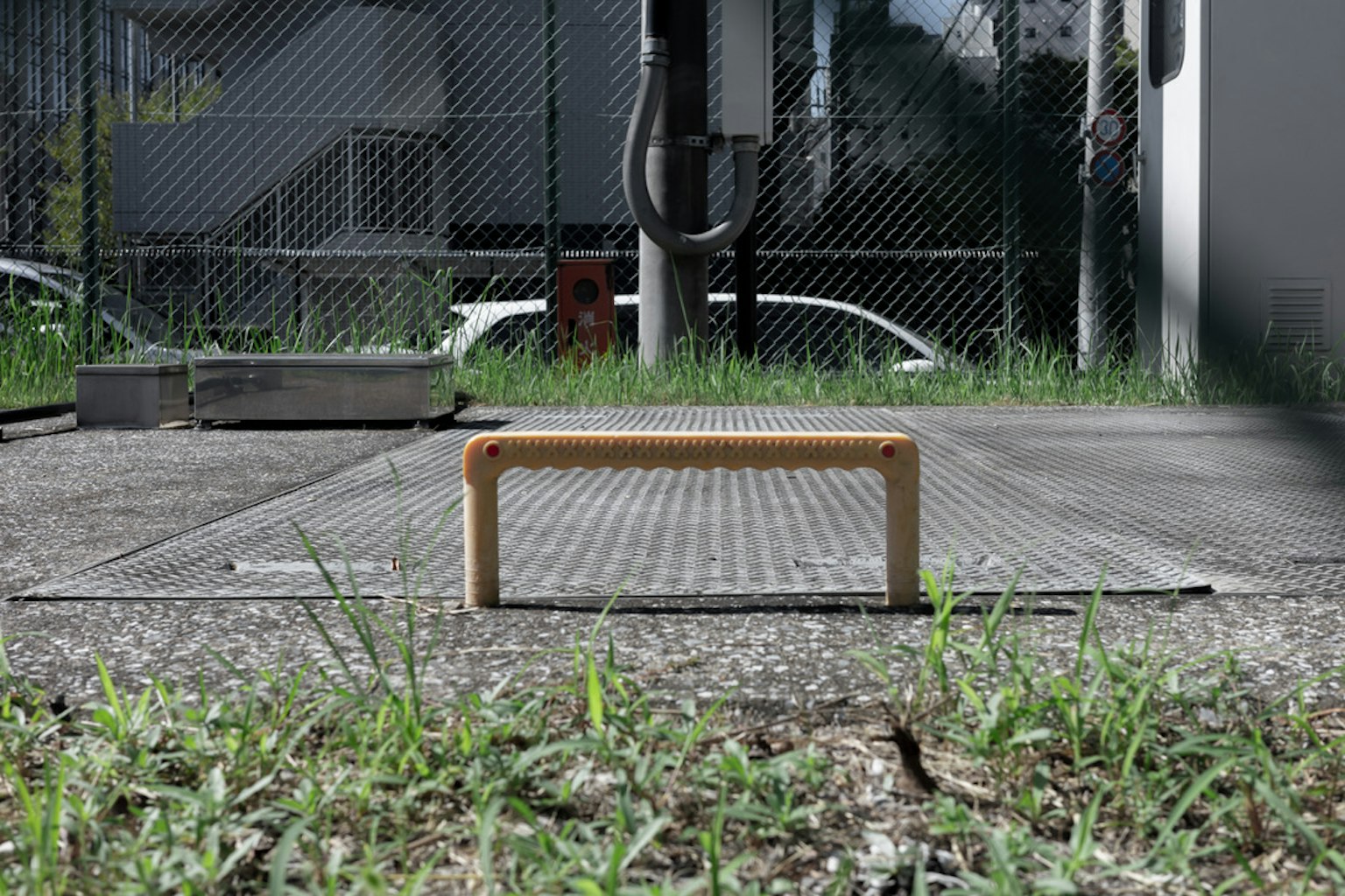 Pequeña plataforma de madera colocada en la hierba