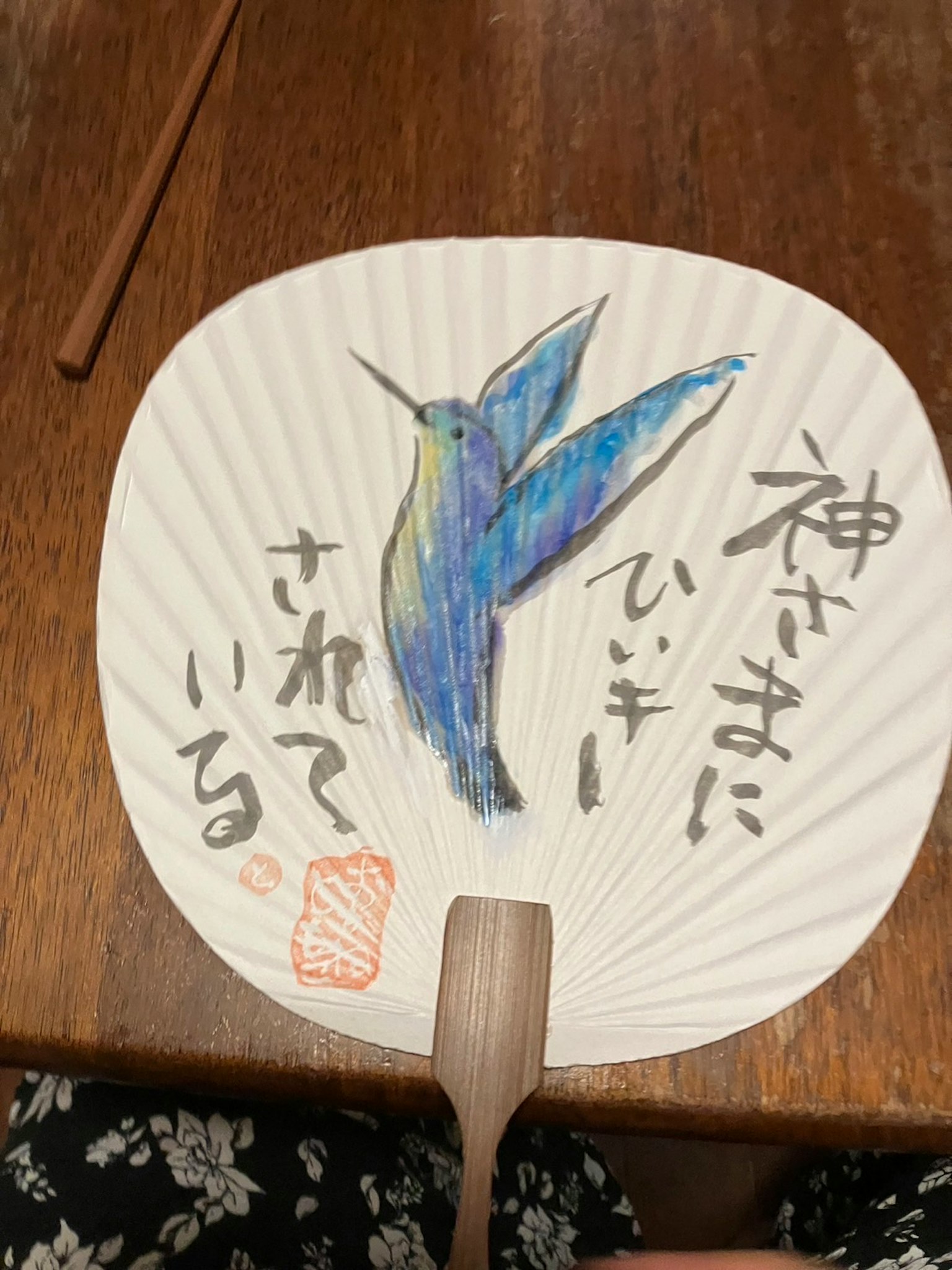 一把描繪藍色蜂鳥的傳統扇子