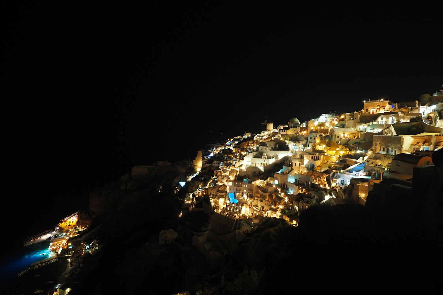 Una vista nocturna pintoresca de un pueblo iluminado en la colina