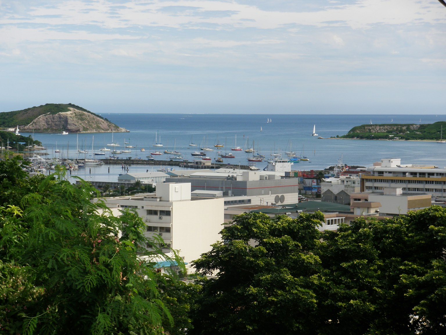 Vue panoramique d'une ville entourée par l'océan et le port
