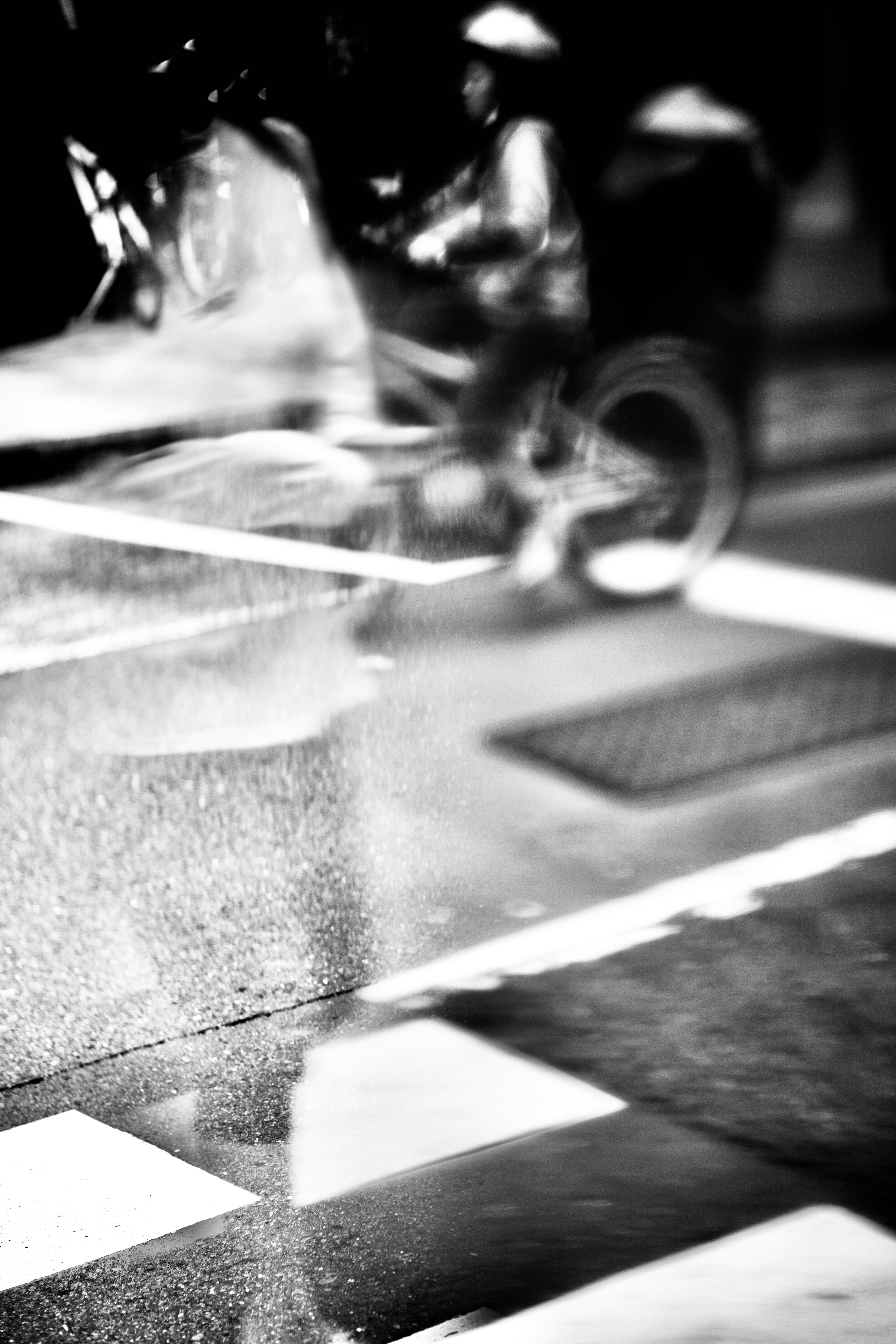 夜の路上で光がにじむ自転車のあるシーン