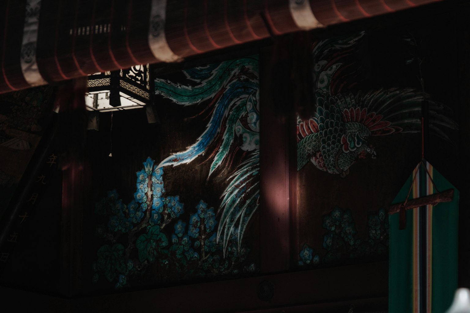 Dunkler Hintergrund mit einem blauen Drachenmural und grünen Dekorationen
