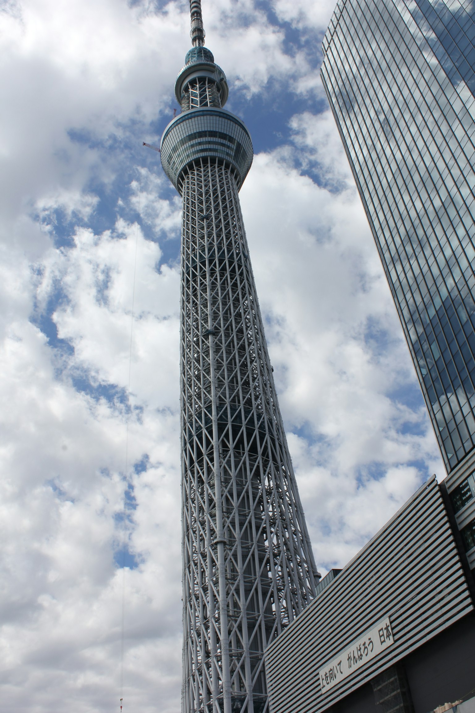 Tokyo Skytree che svetta contro un cielo blu con nuvole