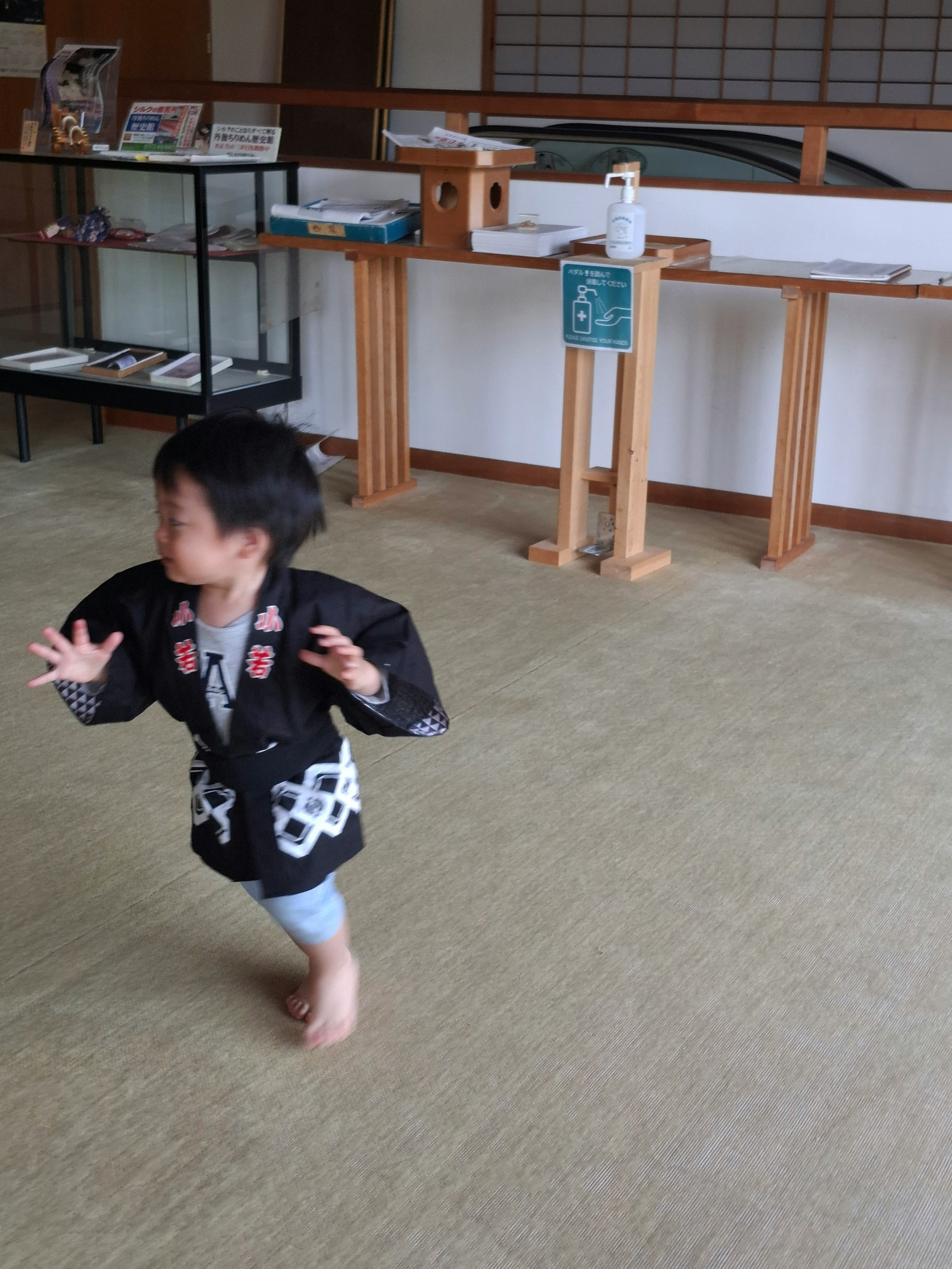 室内奔跑的孩子