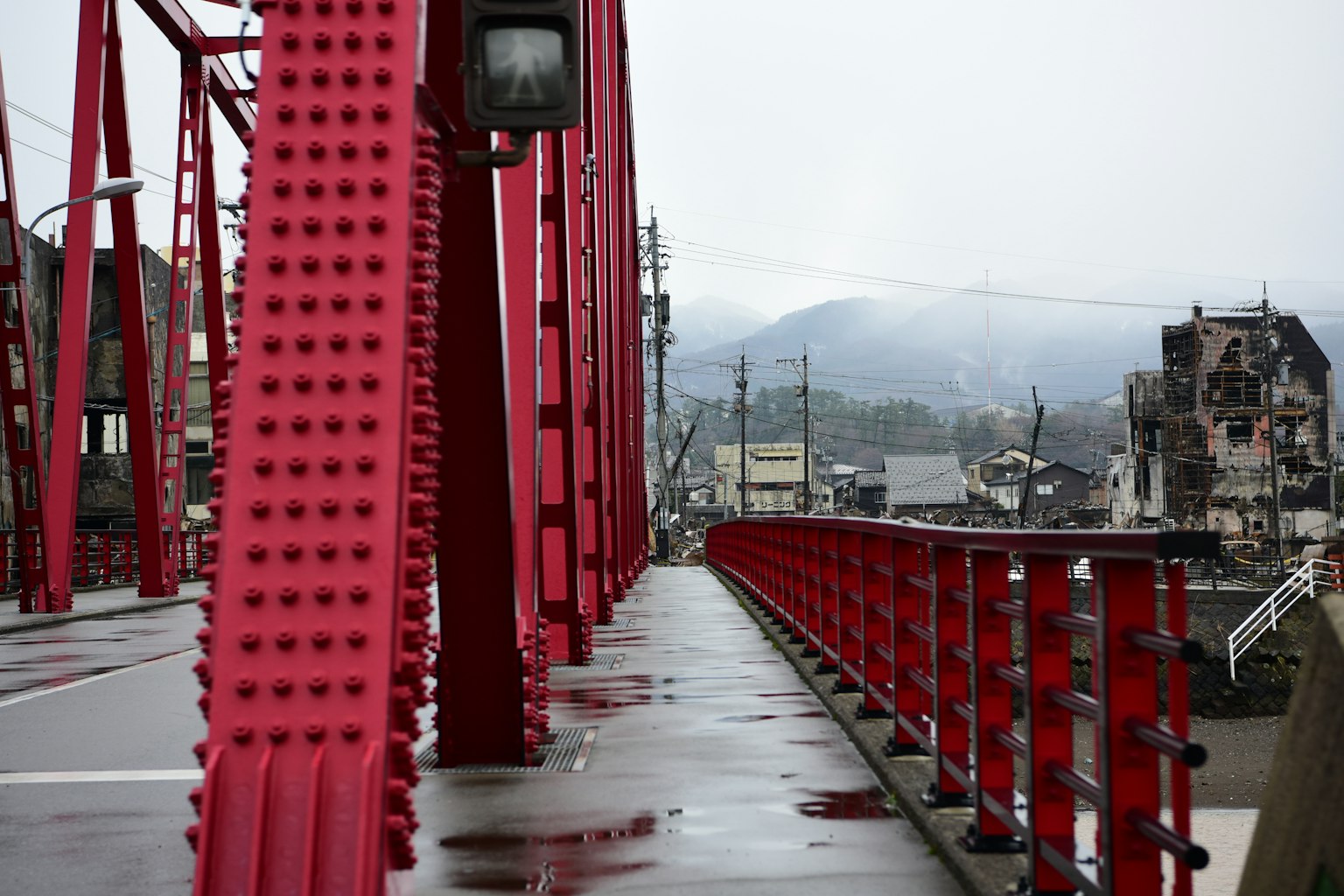 红色桥梁人行道及周边风景
