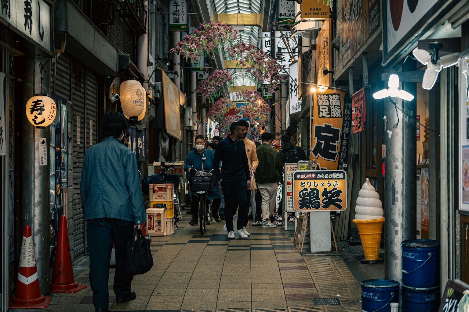 Gang Jepang yang sibuk dengan orang-orang berjalan lampu berwarna-warni dan papan