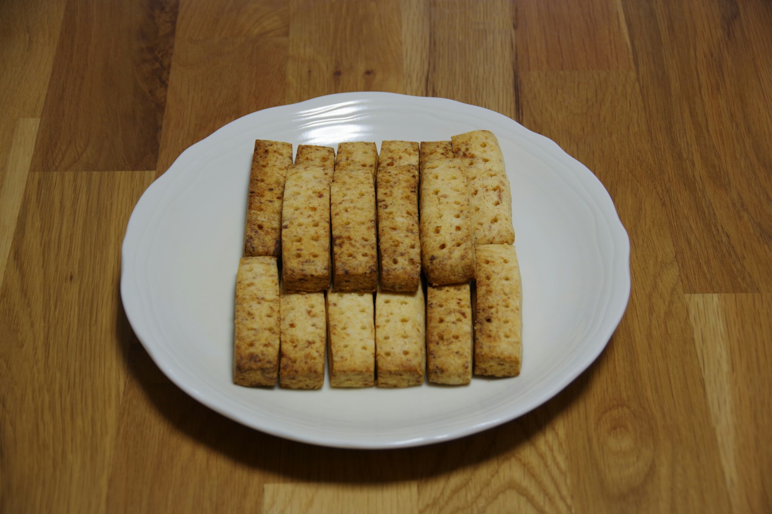 白色盤子上的矩形烘焙小吃