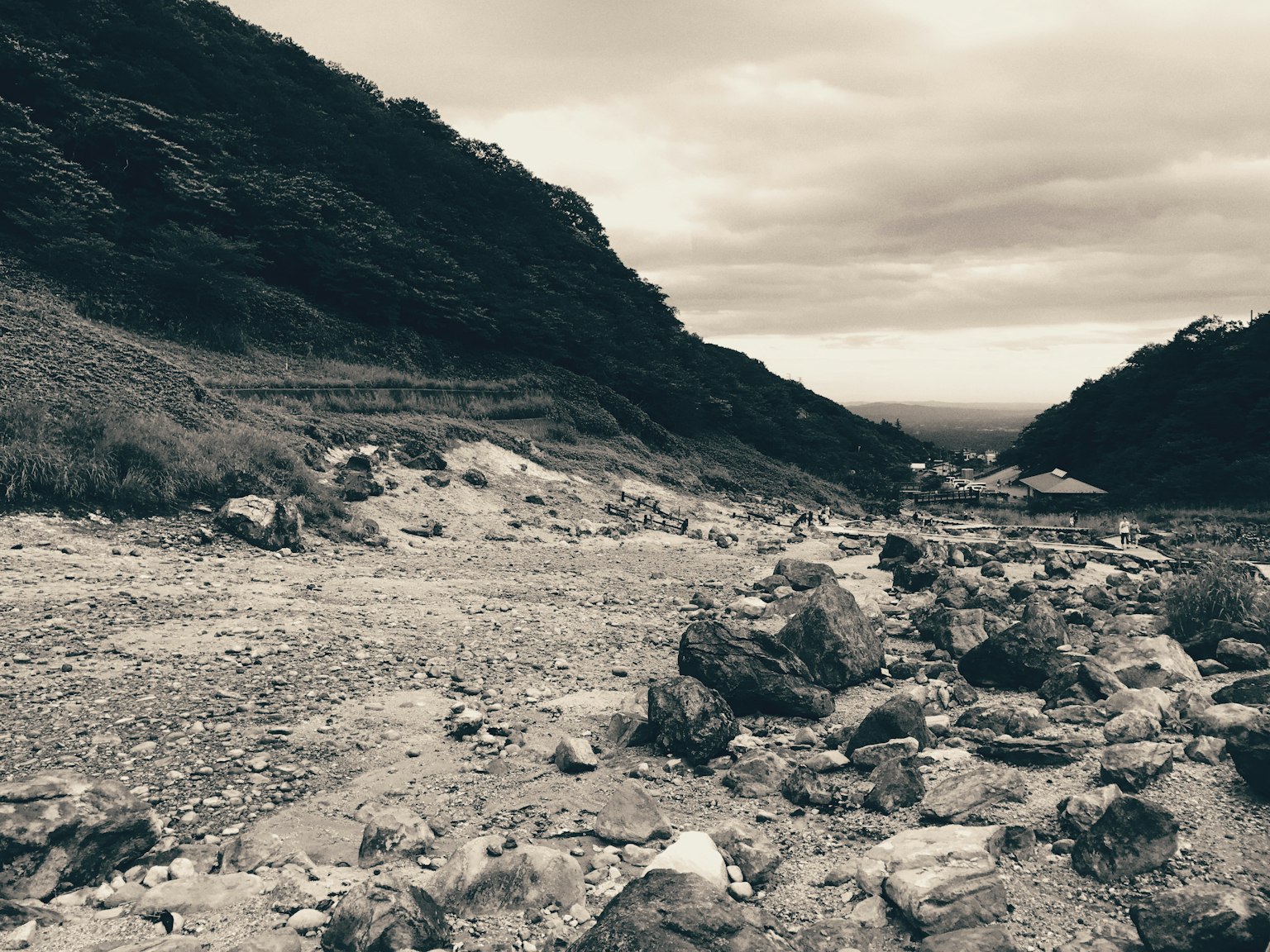 Eine monochrome Landschaft mit verstreuten Steinen in einem Tal