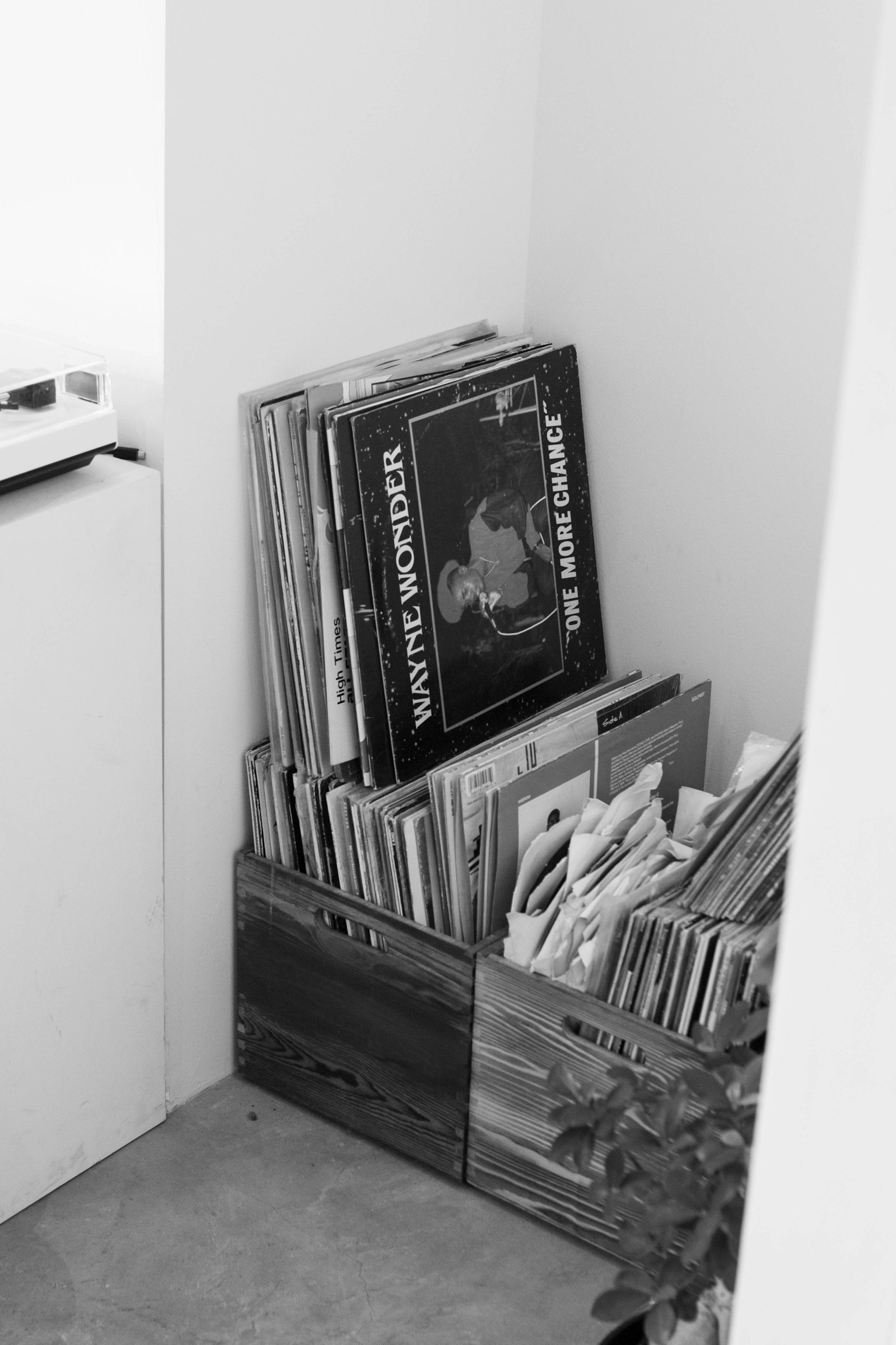 Esquina con cajas de madera que sostienen discos en blanco y negro